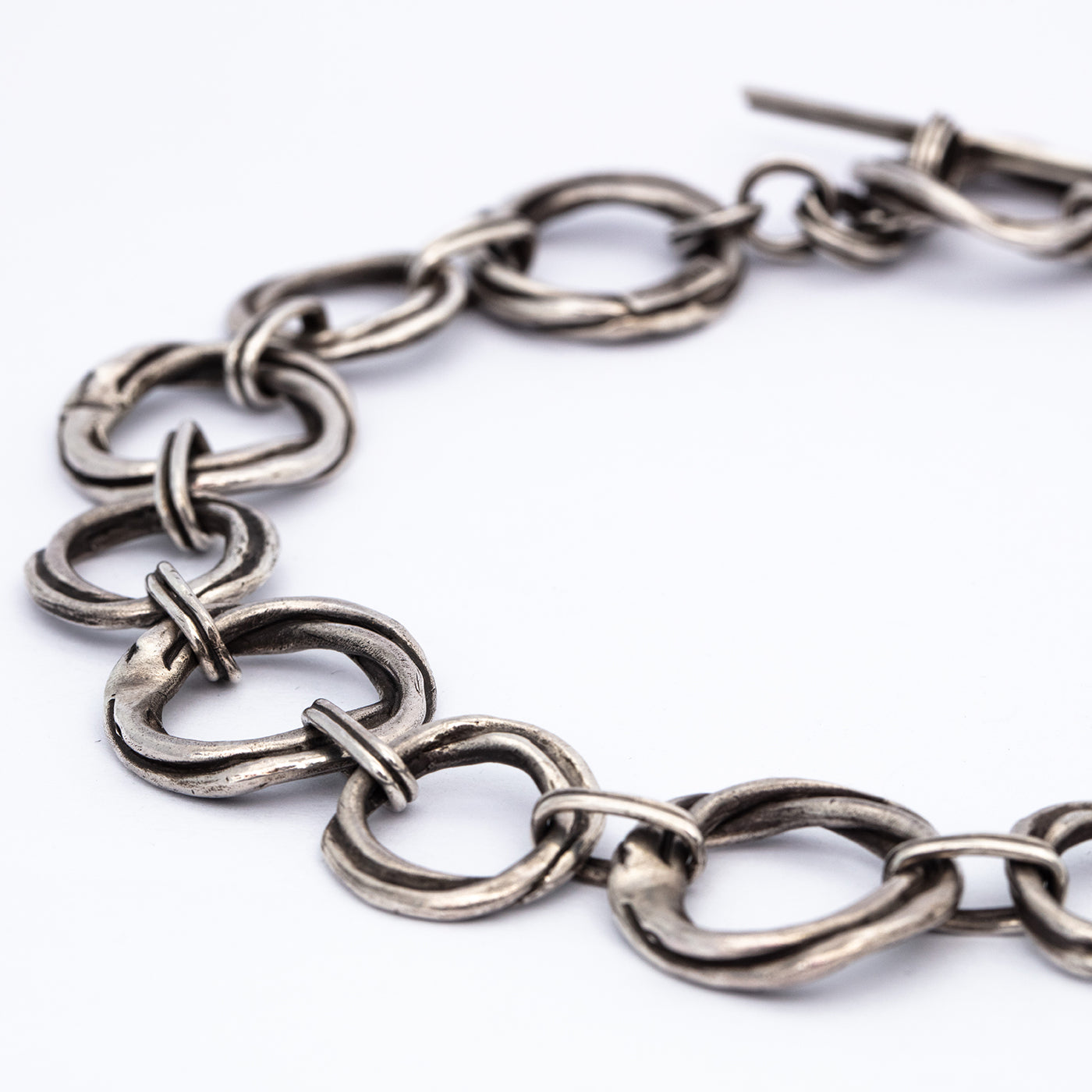 Necklace choker Flow 2 sterling silver on the model innan jewellery berlin