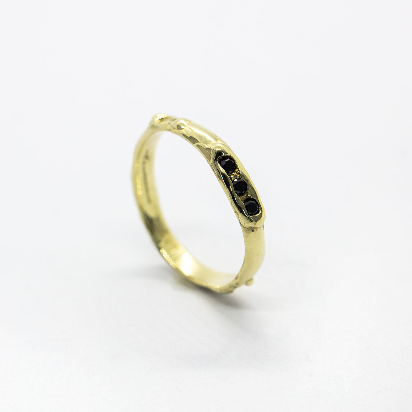 ring antre wedding band for her yellow gold black diamonds innan jewellery berlin