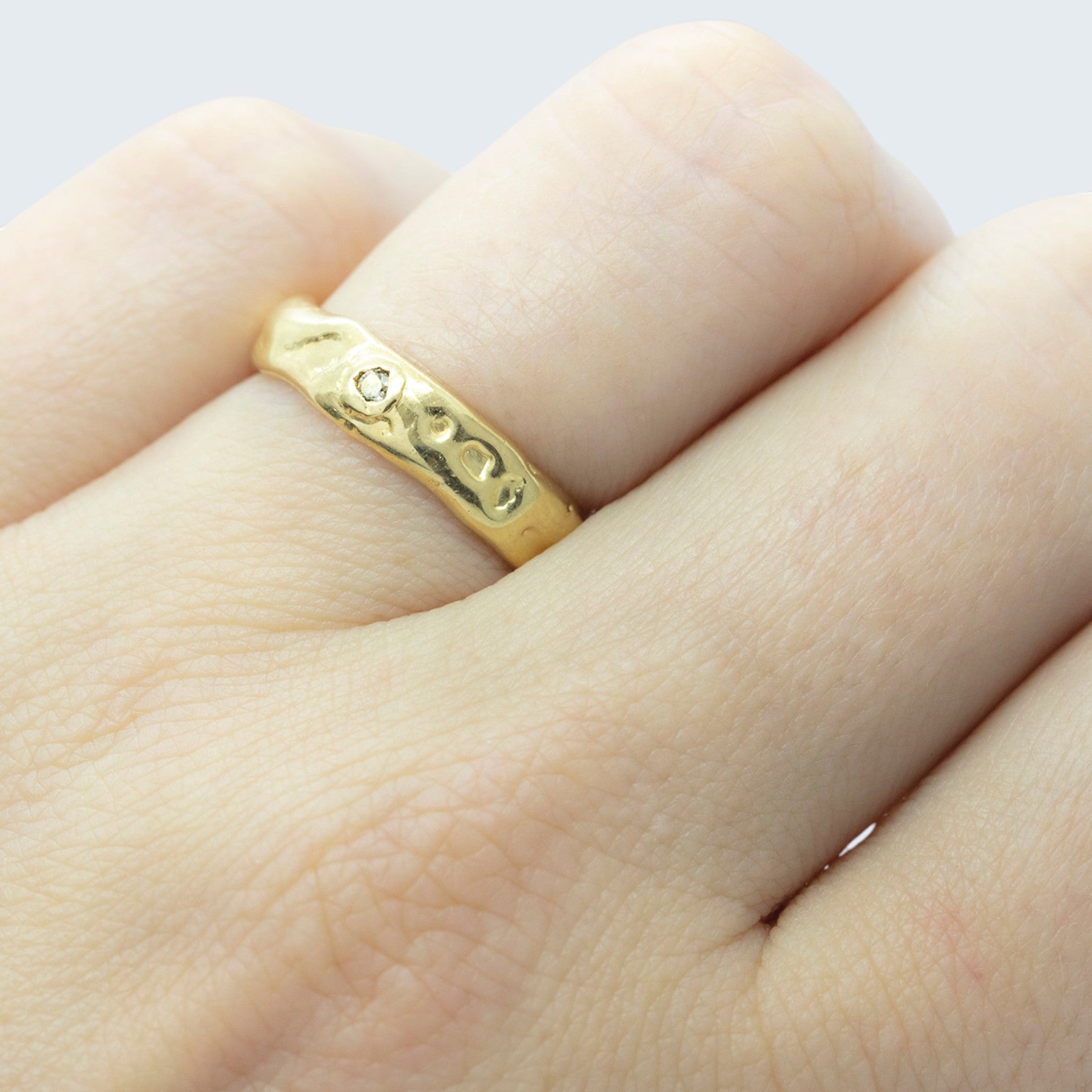 aine wedding ring for her in yellow gold with champagne diamond, product image side view, INNAN Jewellery Berlin