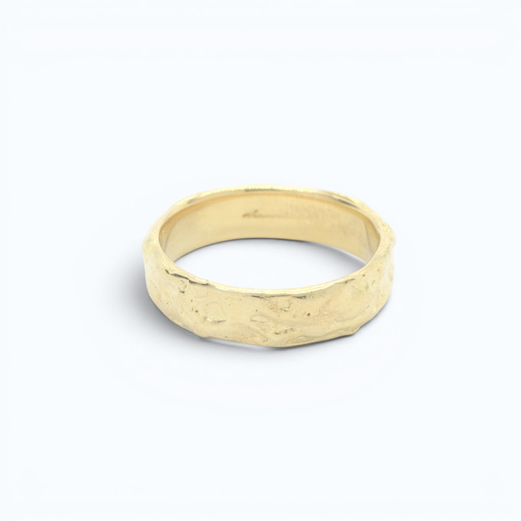 aine wedding ring for him in yellow gold, product image front view, INNAN Jewellery Berlin