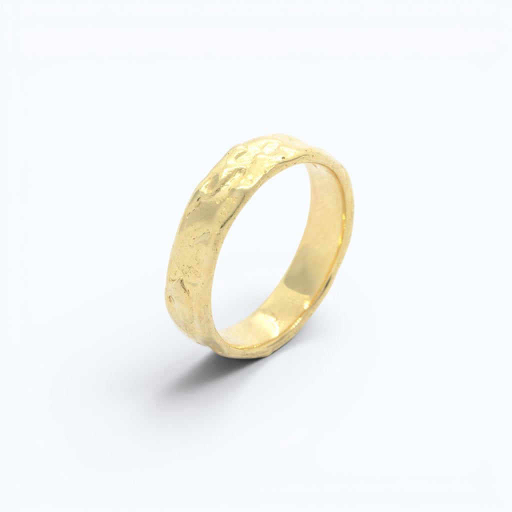 aine wedding ring for him in yellow gold, product image side view, INNAN Jewellery Berlin