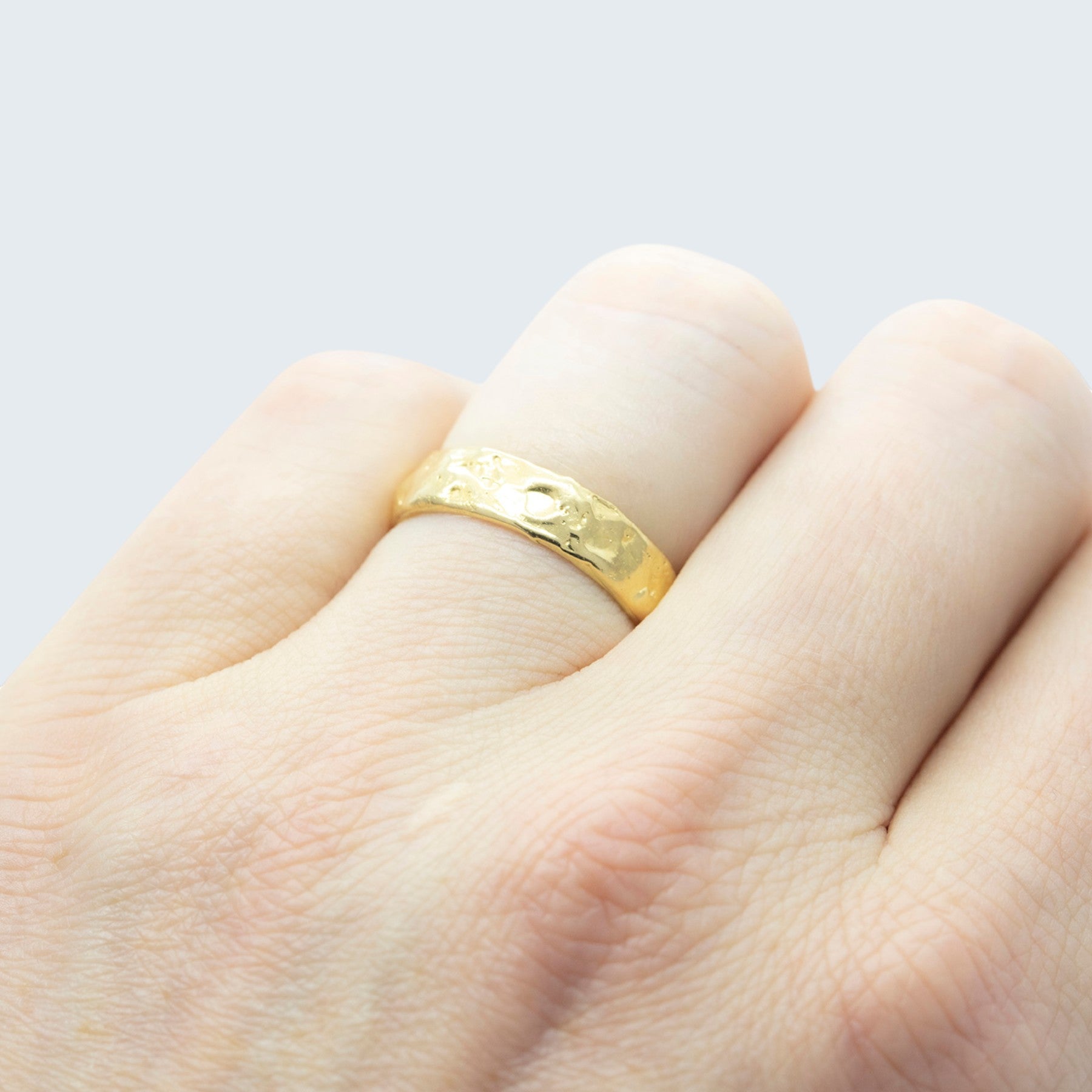 aine wedding ring for him in yellow gold, product image side view, INNAN Jewellery Berlin