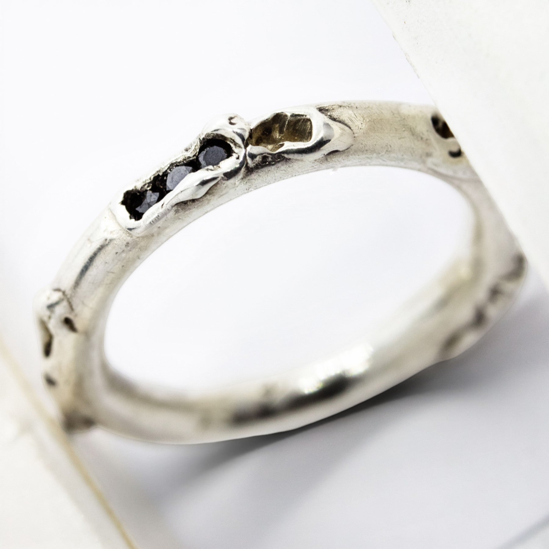 antre ring in silver with black diamonds, product image side view close-up, INNAN Jewellery Berlin