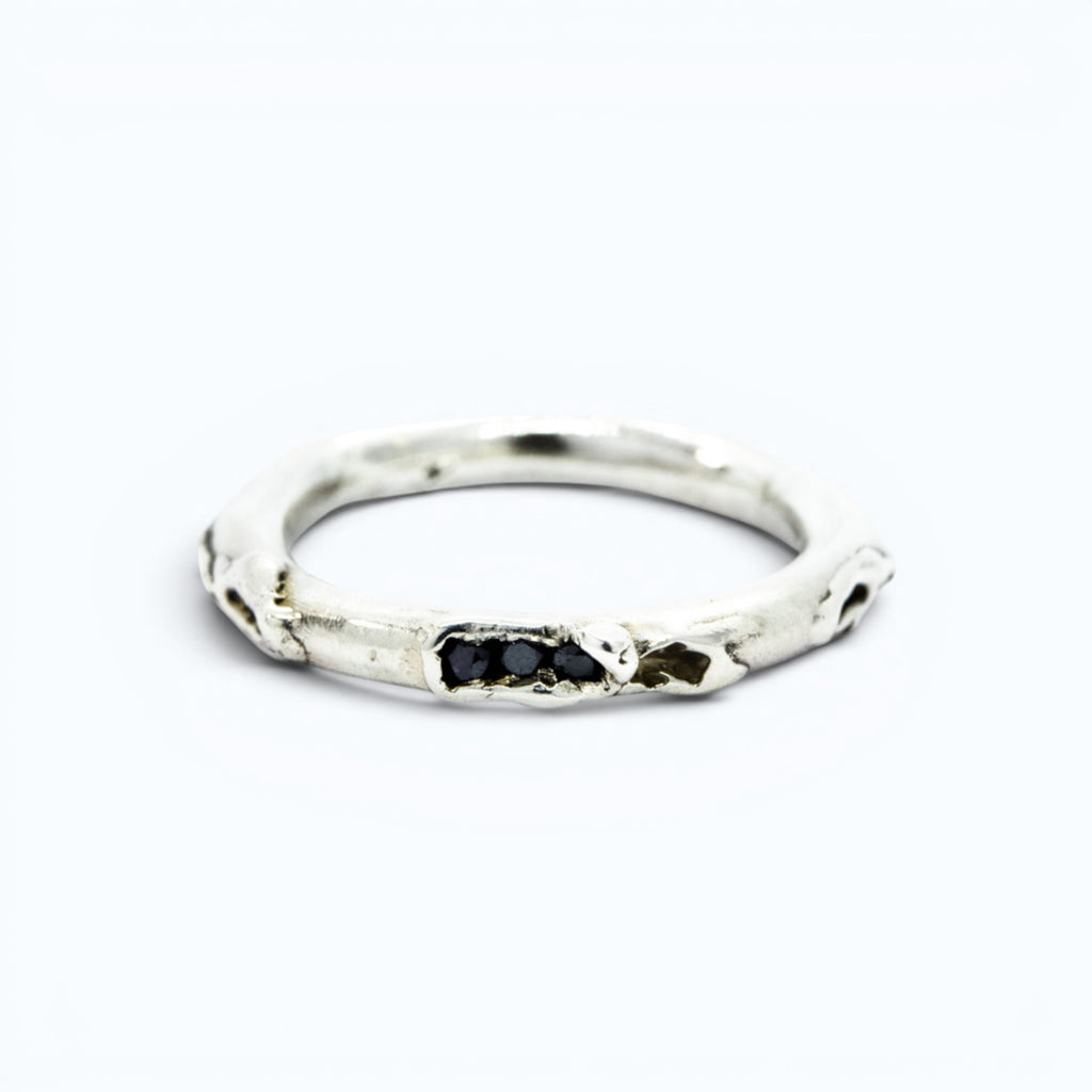 antre ring in silver with black diamonds, product image front view, INNAN Jewellery Berlin