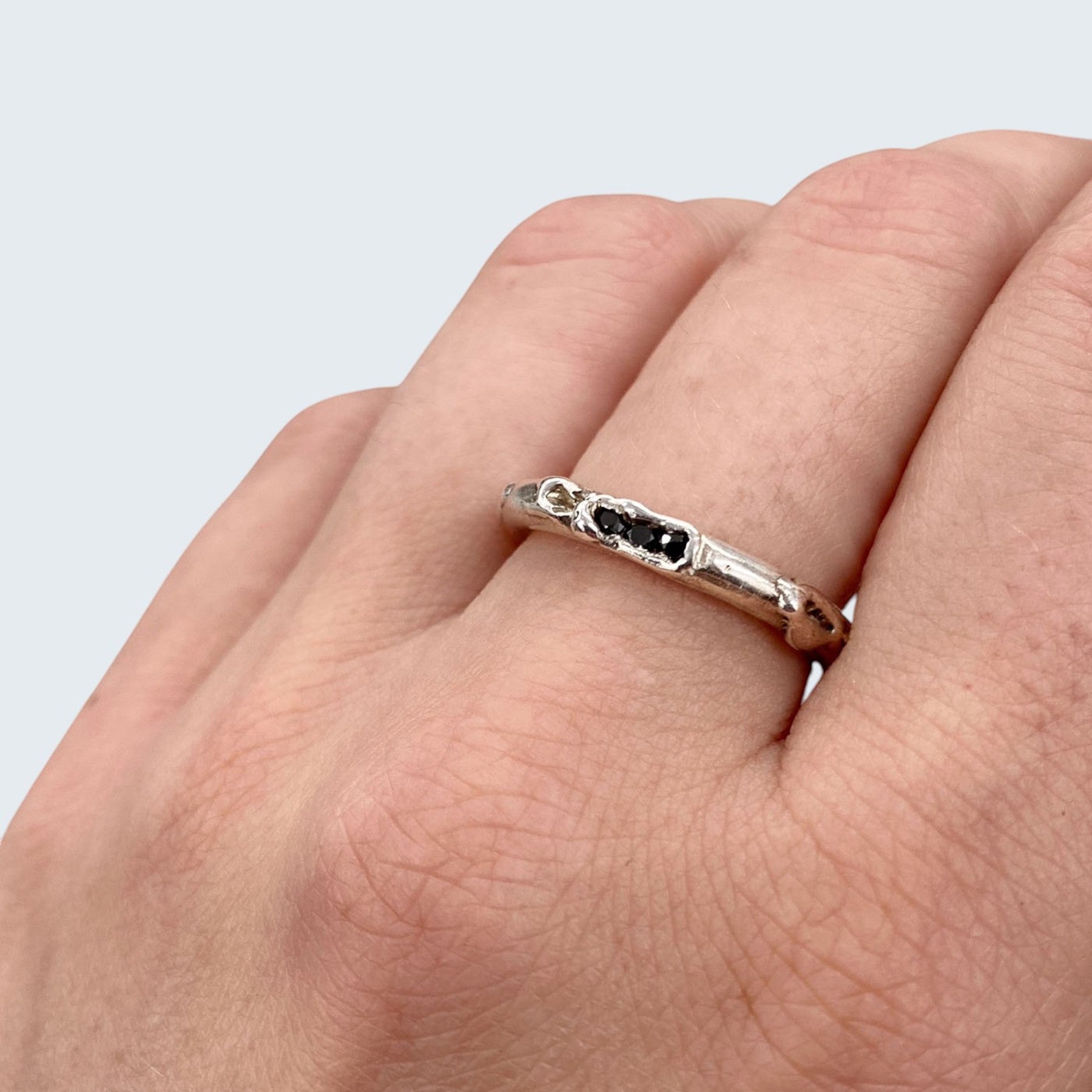 antre ring in silver with black diamonds, product image side view close-up, INNAN Jewellery Berlin