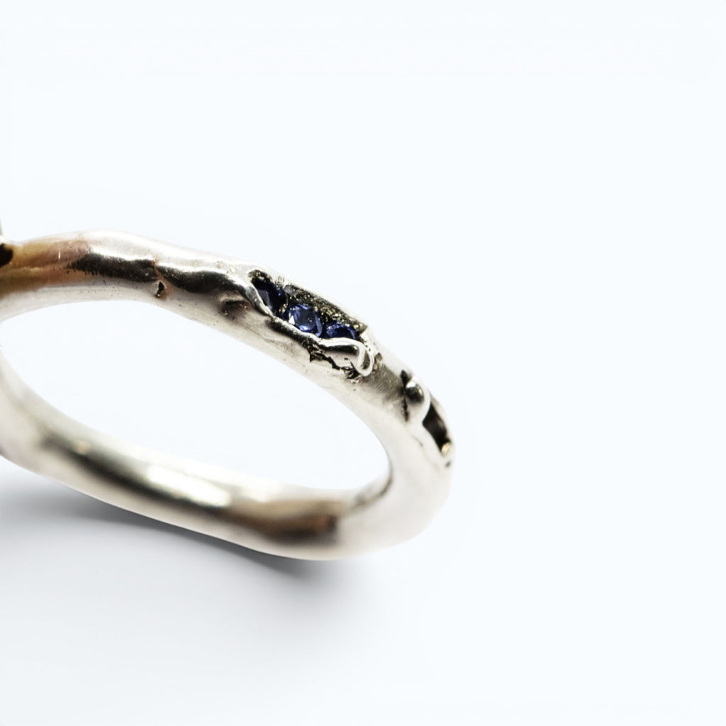 antre ring in silver with blue sapphires, product image close-up, INNAN Jewellery Berlin