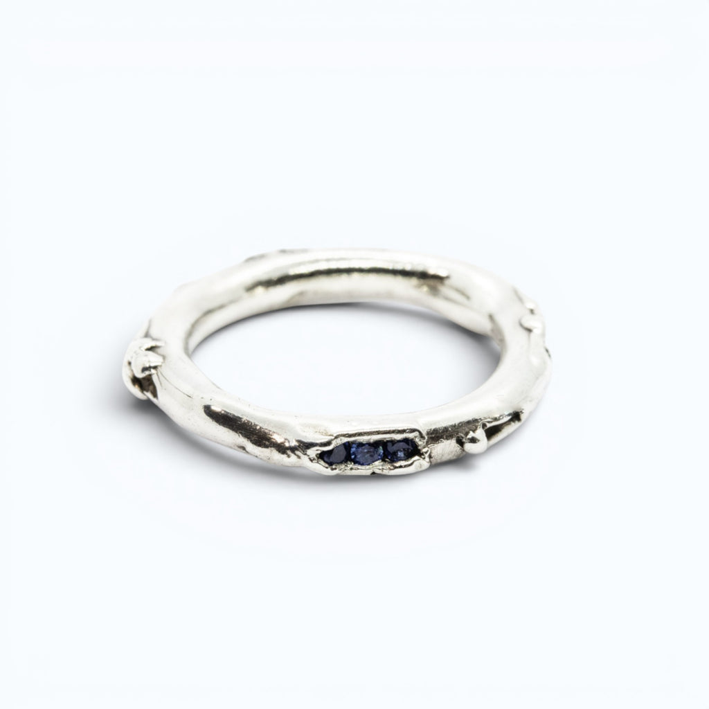 antre ring in silver with blue sapphires, product image front view, INNAN Jewellery Berlin