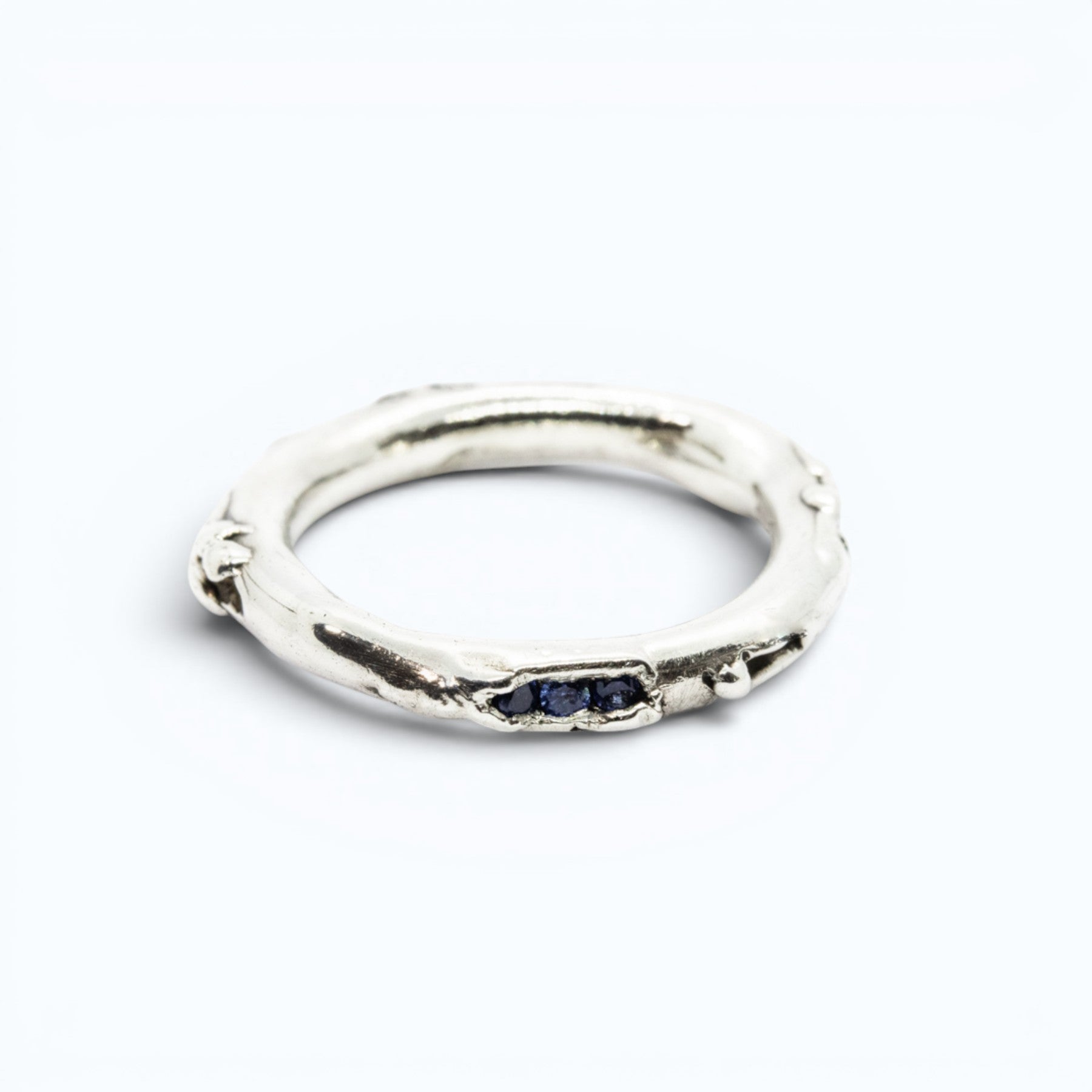 antre ring in silver with blue sapphires, product image front view, INNAN Jewellery Berlin