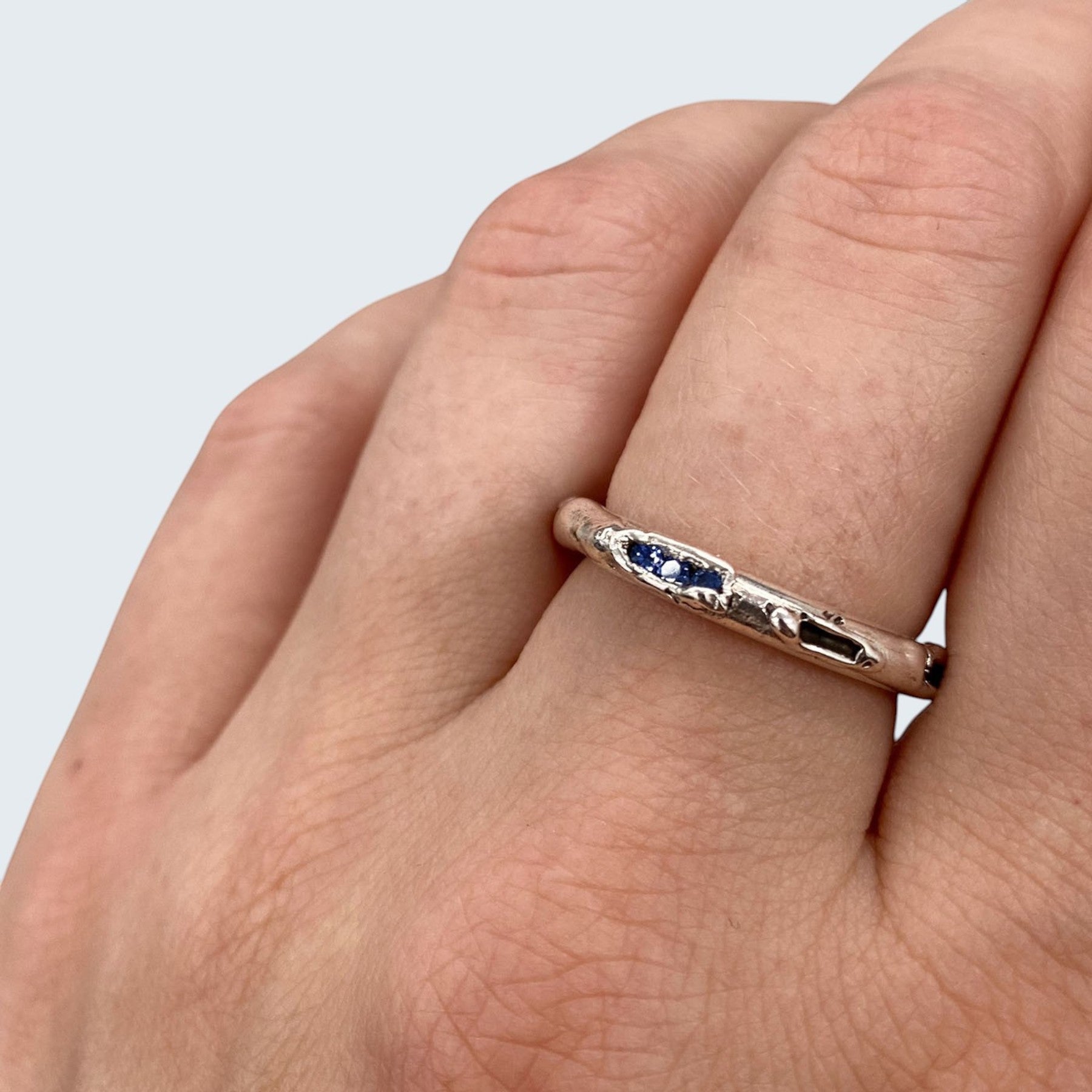 antre ring in silver with blue sapphires, product image close-up, INNAN Jewellery Berlin