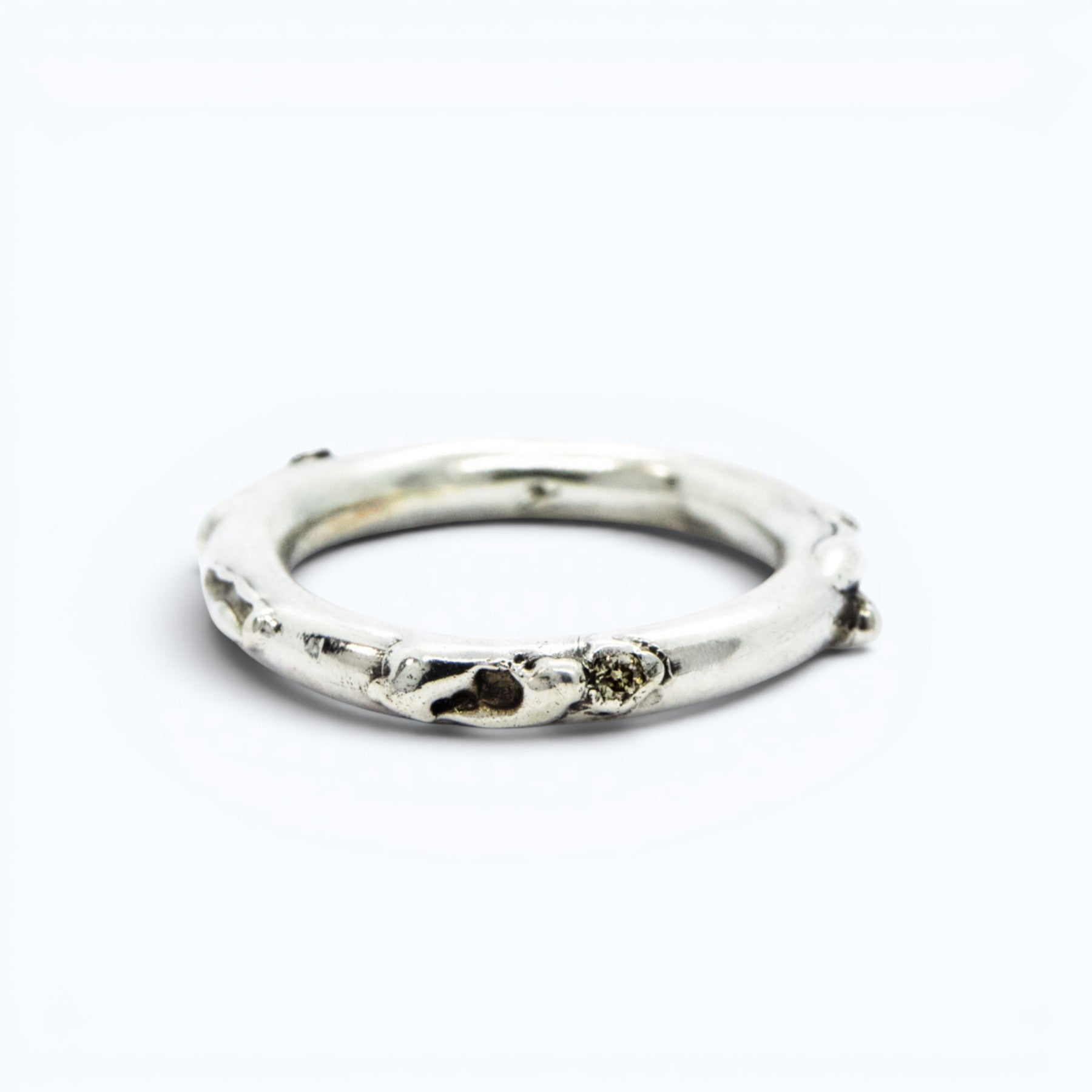 antre ring in silver with champagne diamonds, product image front view, INNAN Jewellery Berlin