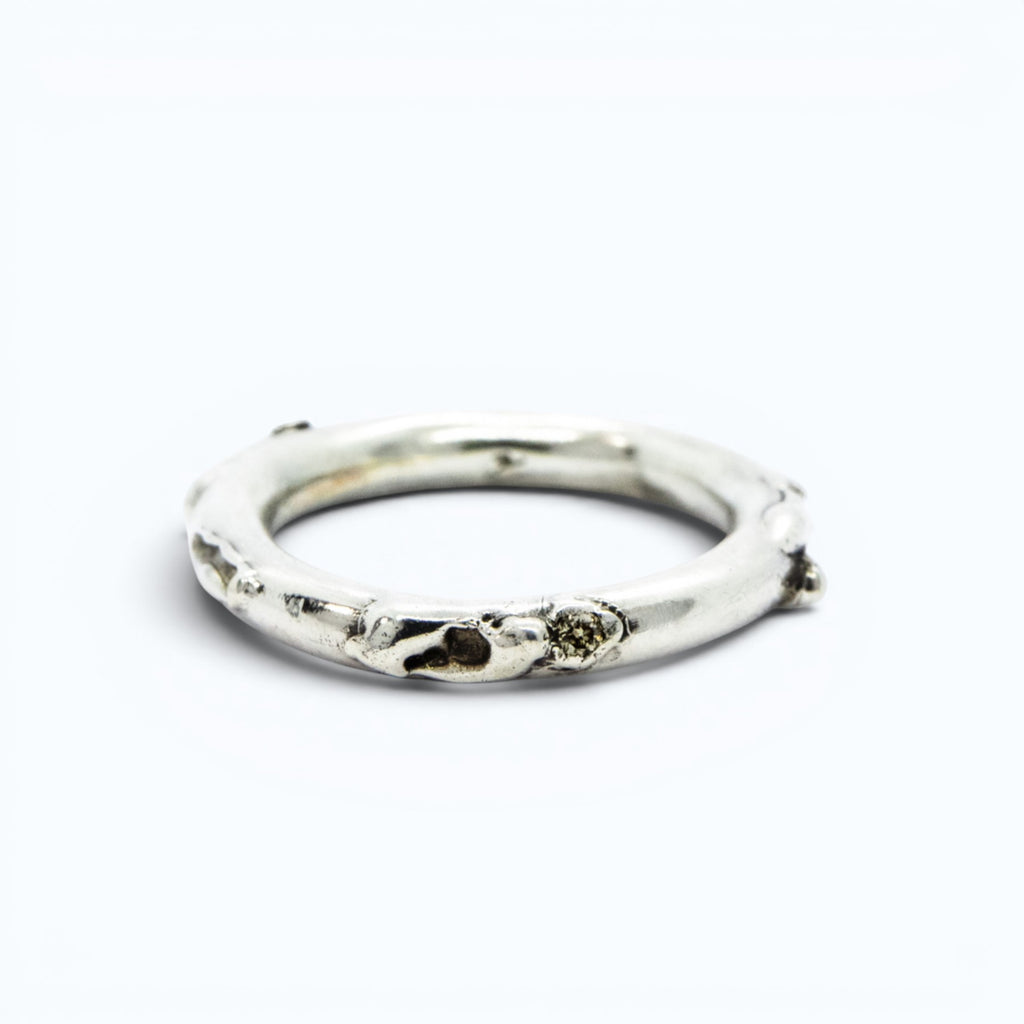 antre ring in silver with champagne diamond, product image back view, INNAN Jewellery Berlin