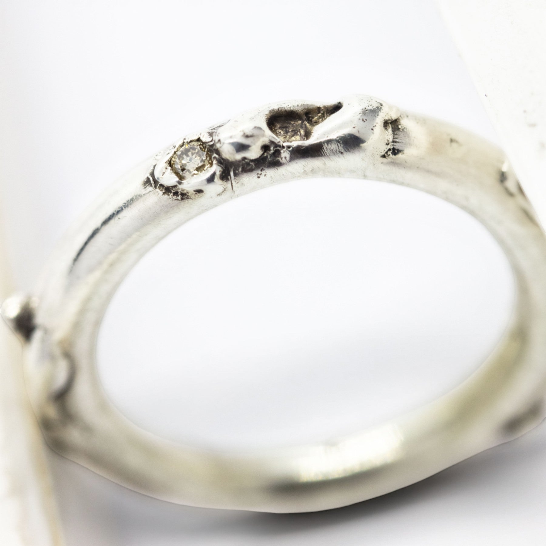 antre ring in silver with champagne diamond, product image side close-up view, INNAN Jewellery Berlin