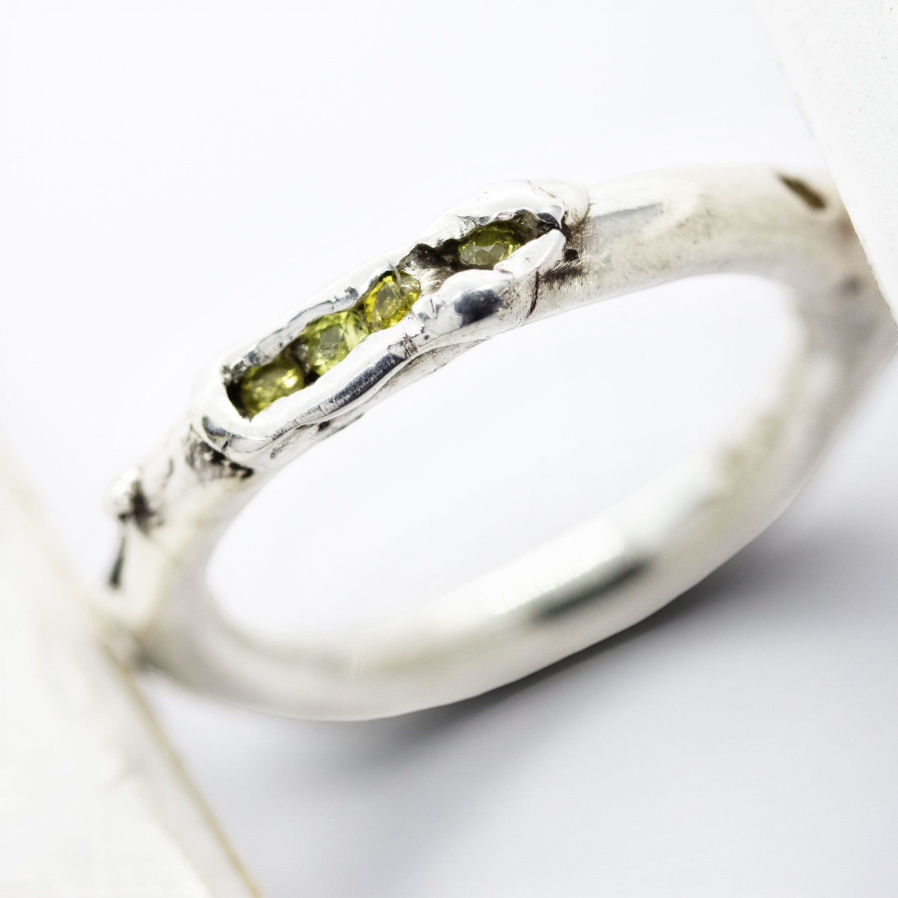 antre ring in silver with yellow sapphires, product image close-up, INNAN Jewellery Berlin