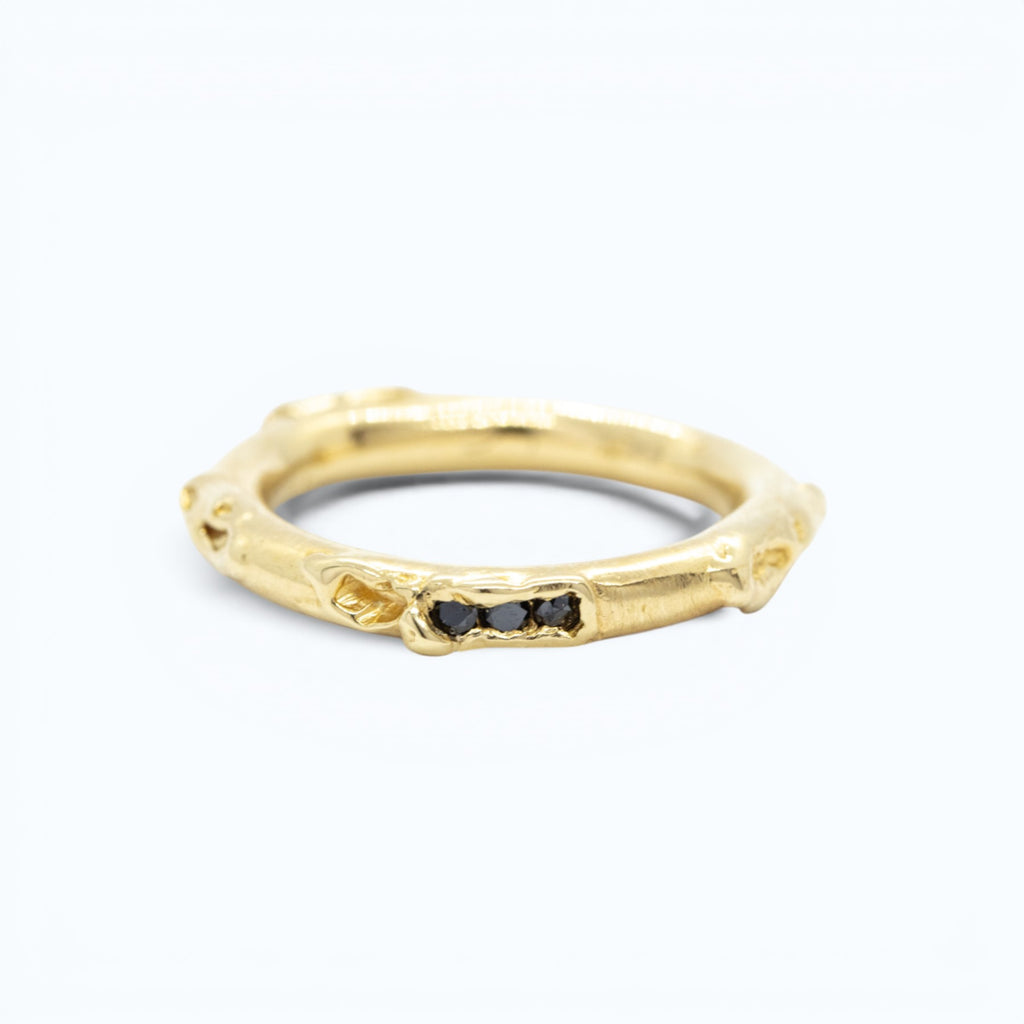 antre ring in yellow gold with black diamonds, product image front view, INNAN Jewellery Berlin
