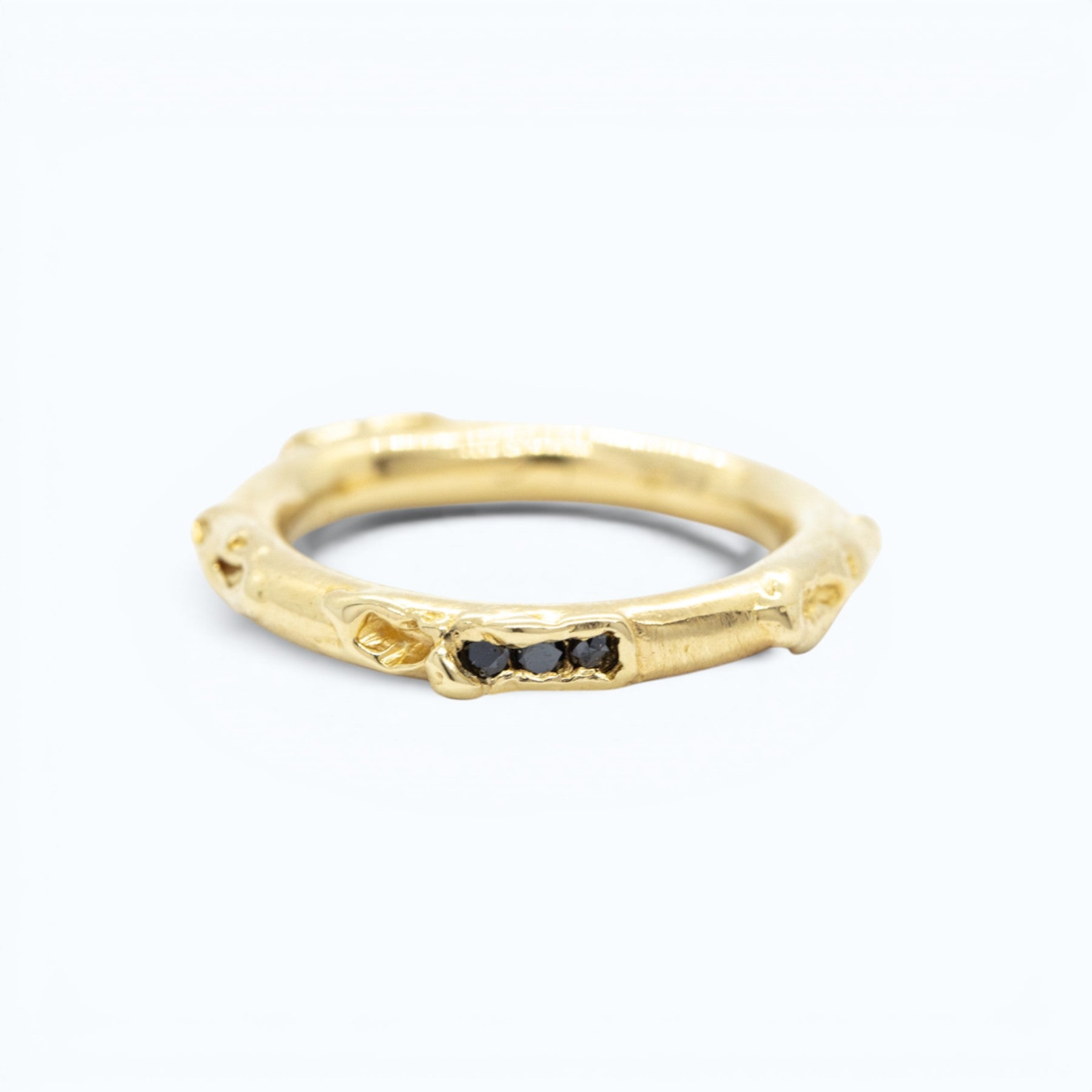 antre ring in yellow gold with black diamonds, product image front view, INNAN Jewellery Berlin