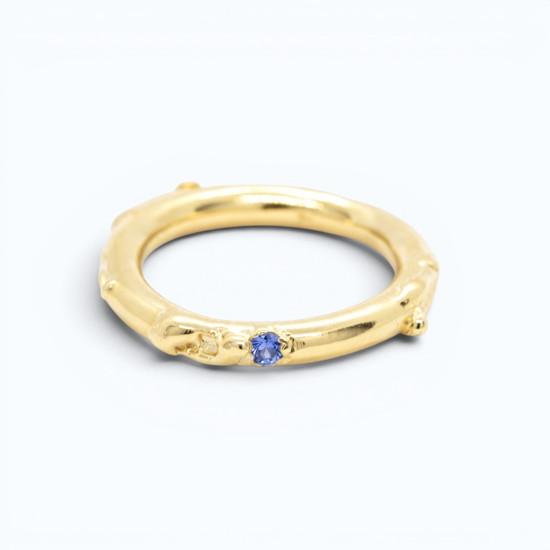 antre ring in yellow gold with blue sapphires, product image side view, INNAN Jewellery Berlin