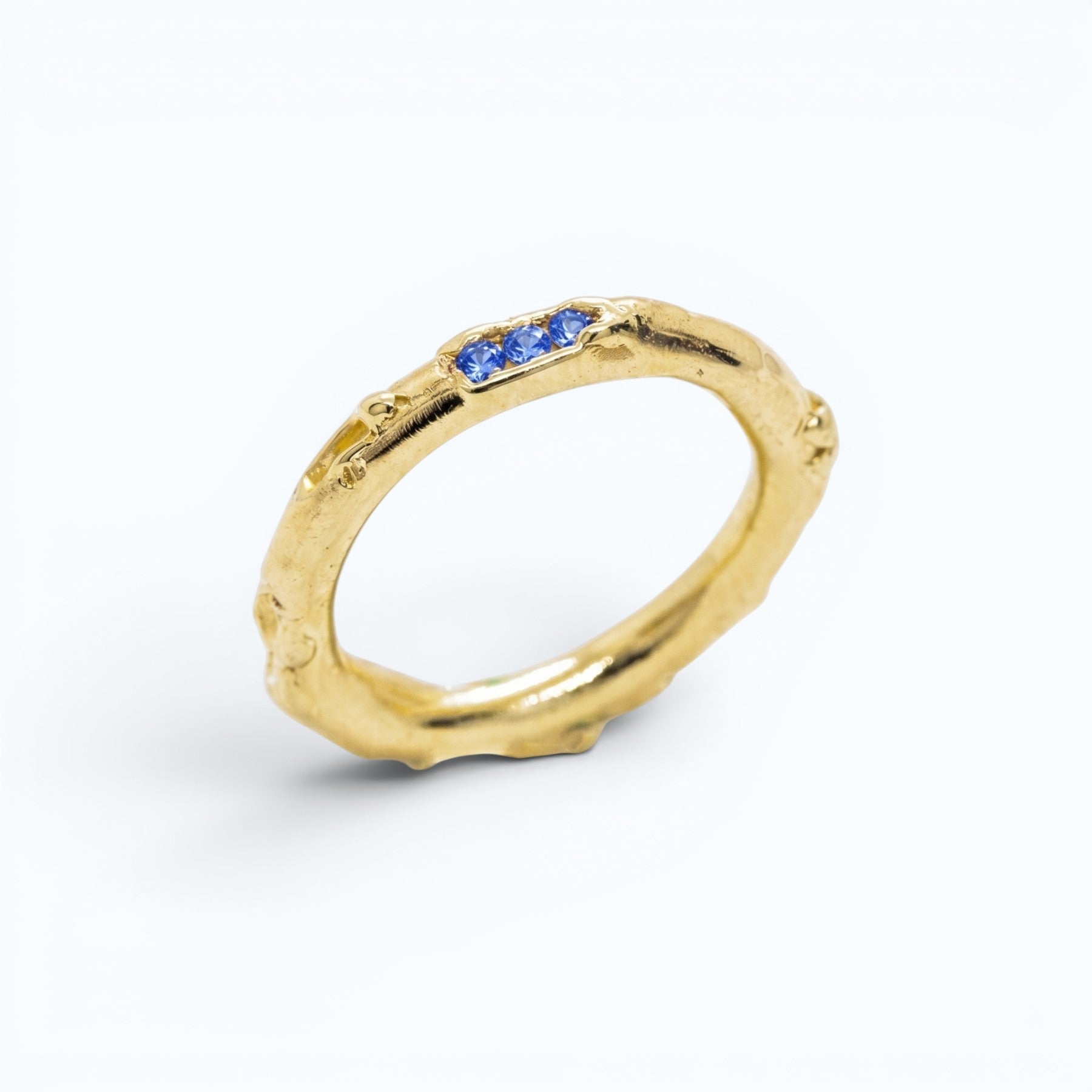 antre ring in yellow gold with blue sapphires, product image side view, INNAN Jewellery Berlin