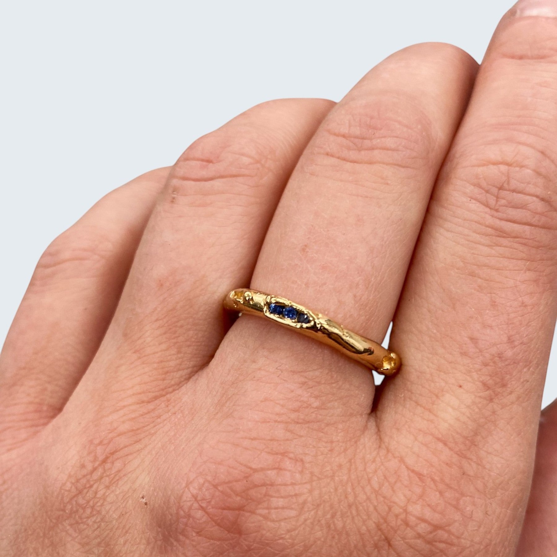 antre ring in yellow gold with blue sapphires, product image side view, INNAN Jewellery Berlin