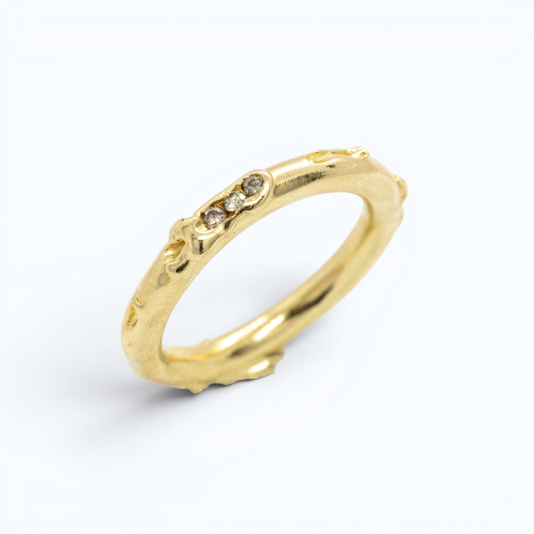 antre ring in yellow gold with champagne diamonds, product image side view, INNAN Jewellery Berlin