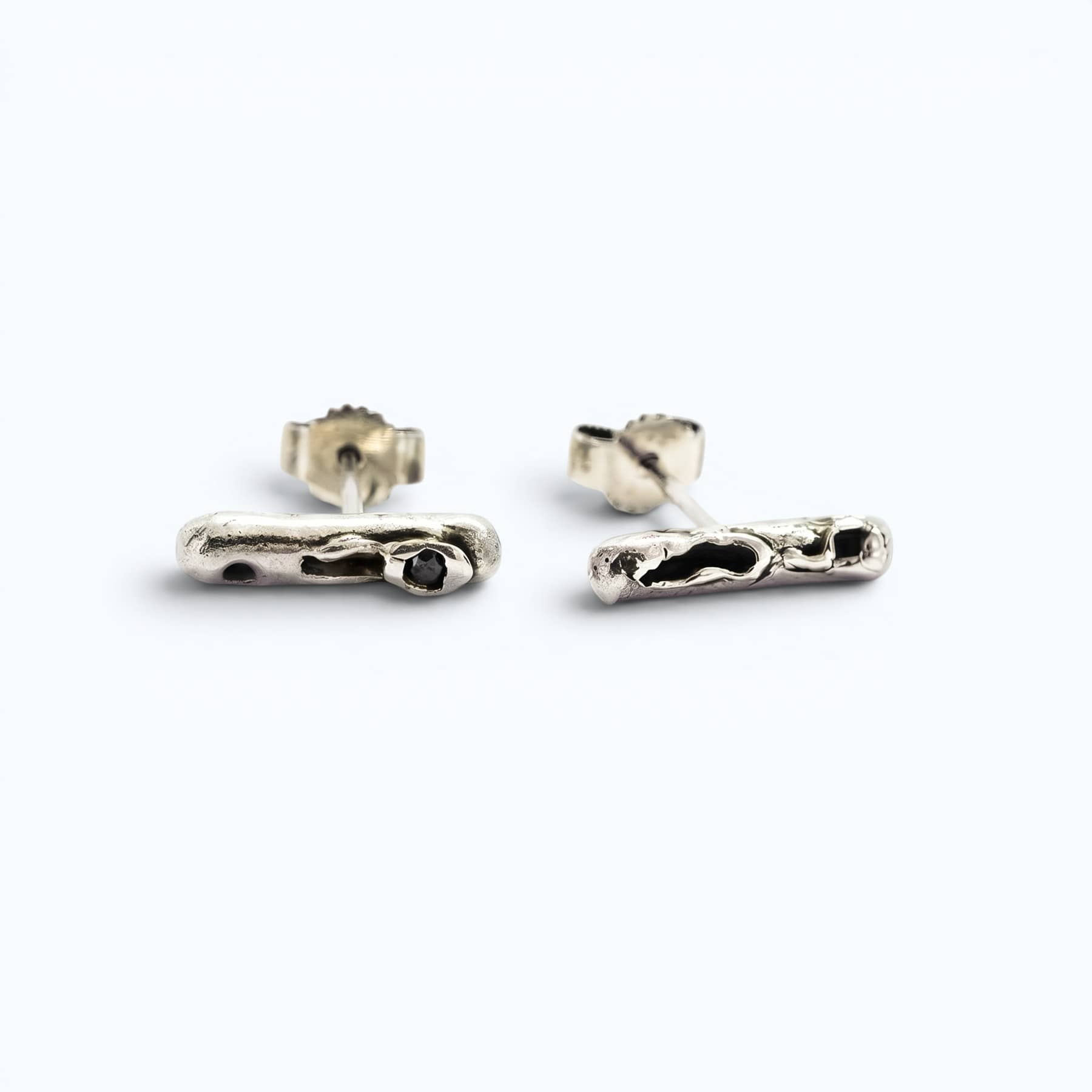 cenote bar earrings in silver with black diamond, product image, INNAN Jewellery Berlin