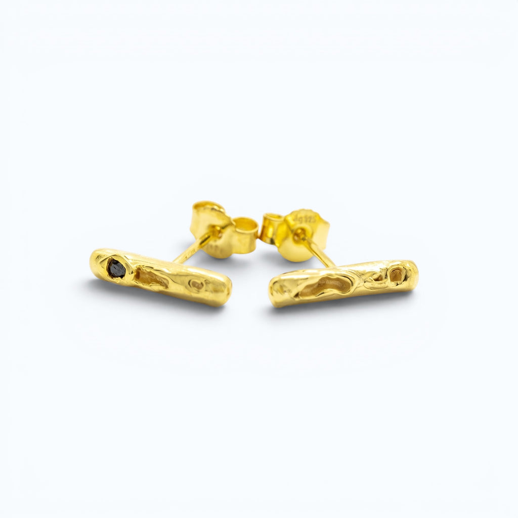 cenote bar earrings in goldplated silver with black diamond, product image, INNAN Jewellery Berlin