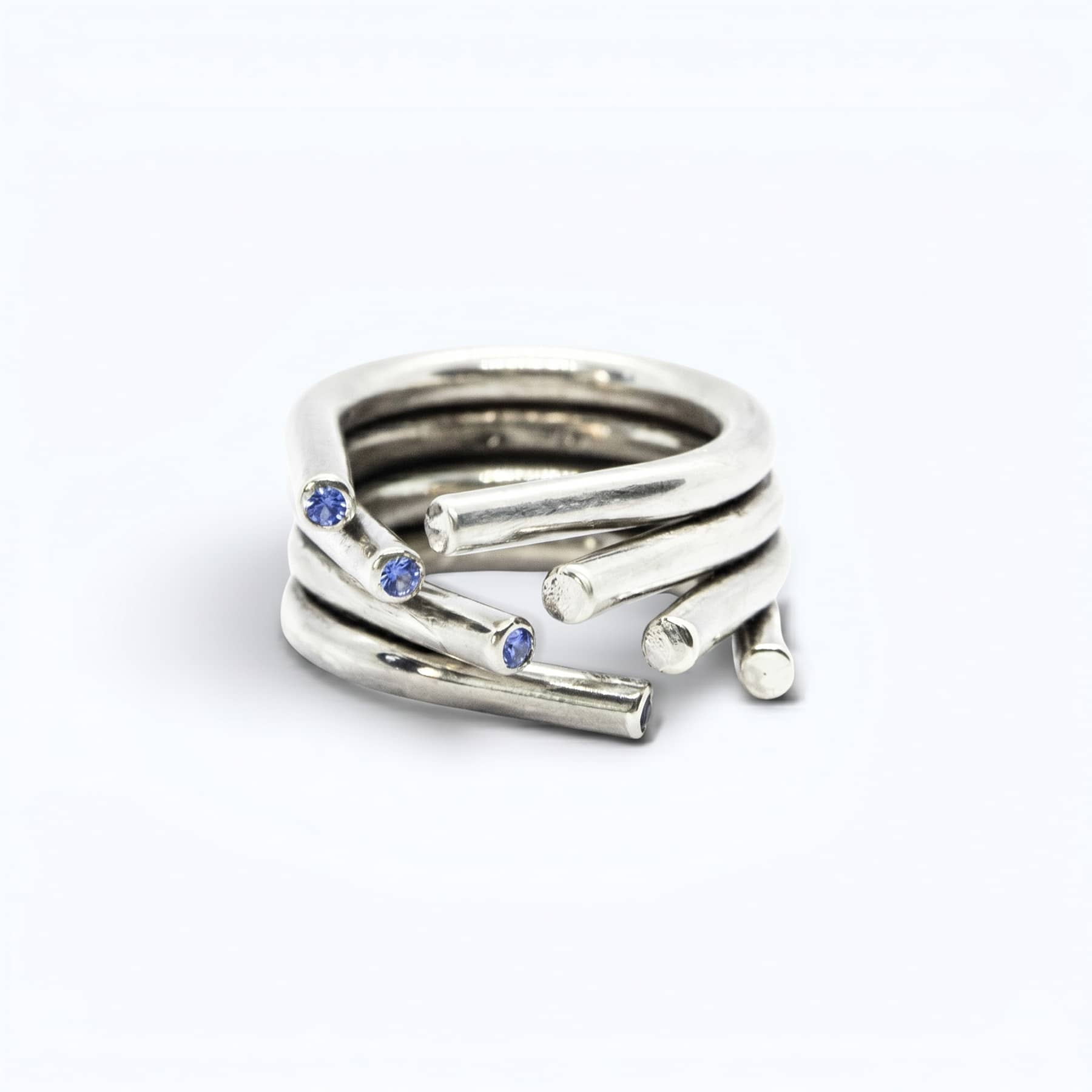 chaotic cascade ring in silver with blue sapphires, product image front view, INNAN Jewellery Berlin