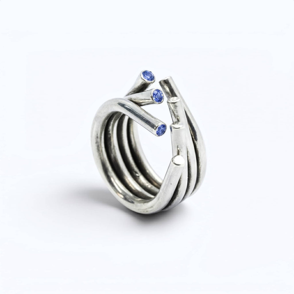 chaotic cascade ring in silver with blue sapphires, product image side view, INNAN Jewellery Berlin