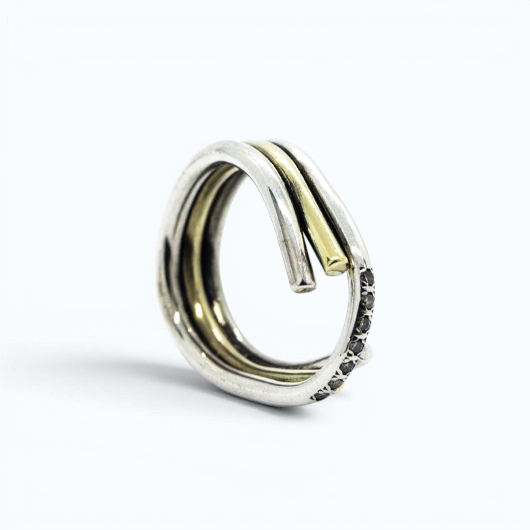 chaotic petite infinity ring in silver and  yellow gold with champagne diamonds, product image side view, INNAN Jewellery Berlin