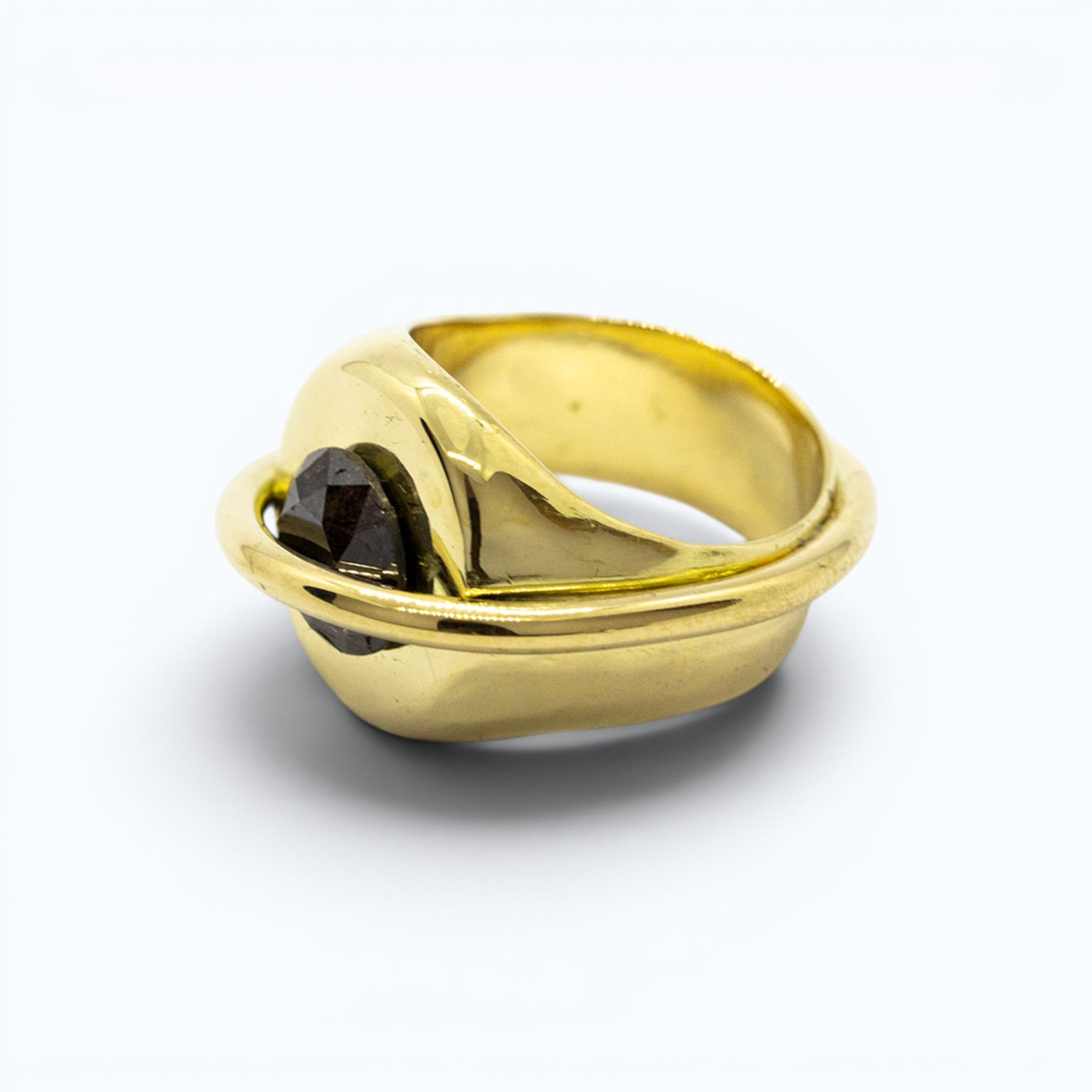 chaotic signet ring in 18 ct yellow gold with 2.3 ct dark amber diamond, product image vertical view, INNAN Jewellery Berlin