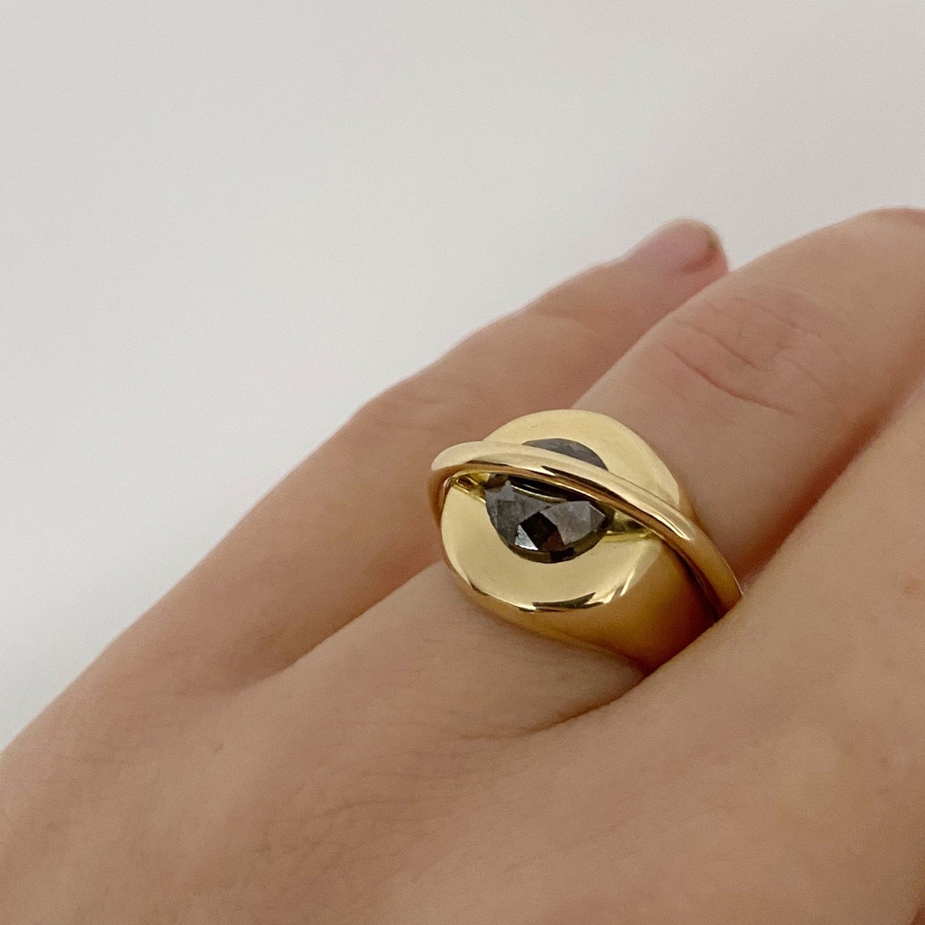 chaotic signet ring in 18 ct yellow gold with 2.3 ct dark amber diamond, product image vertical view, INNAN Jewellery Berlin
