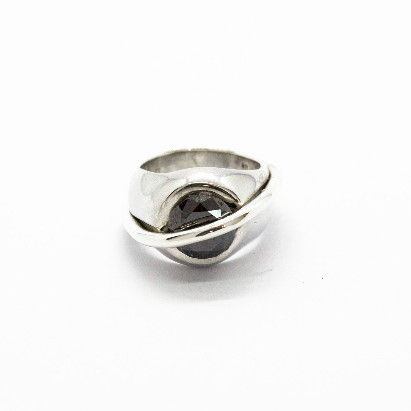 Chaotic Signet ring front view silver 3,47ct deep mahogany diamond innan jewellery independent atelier berlin