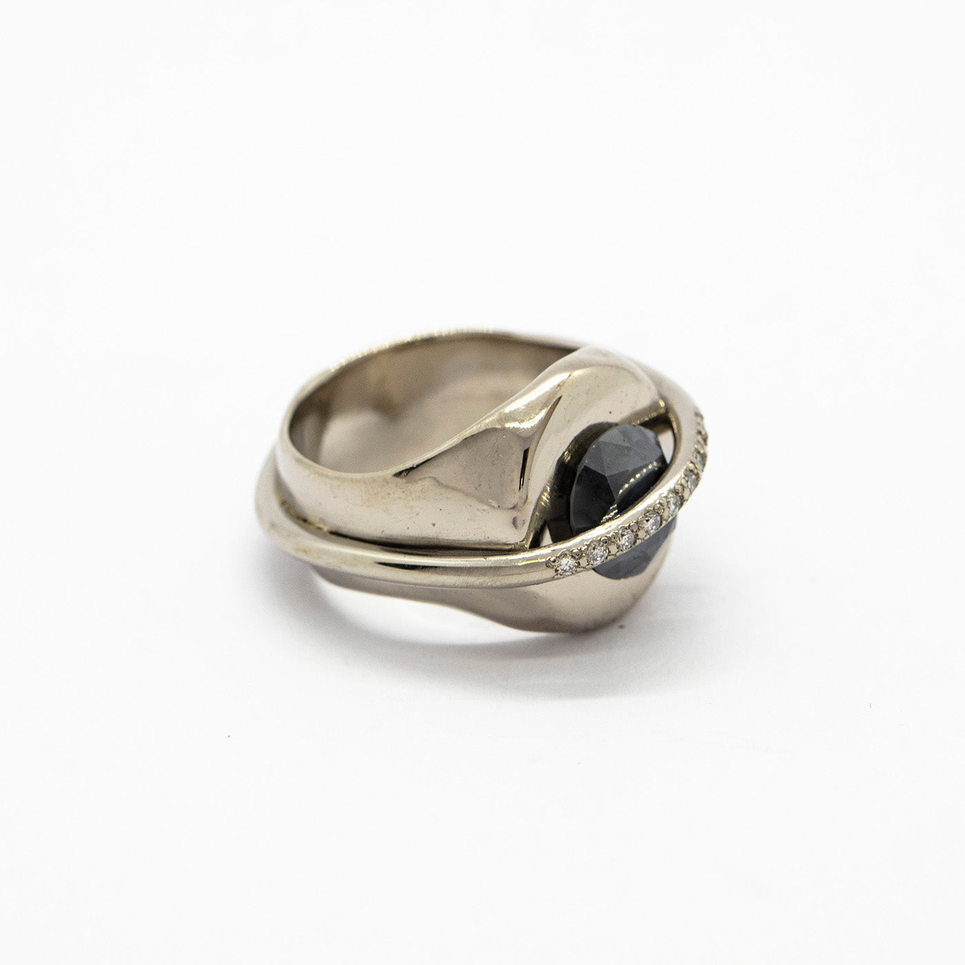 Chaotic Signet ring front view 18ct white gold 2,52ct dark indigo diamond and small champagne diamonds innan jewellery independent atelier berlin