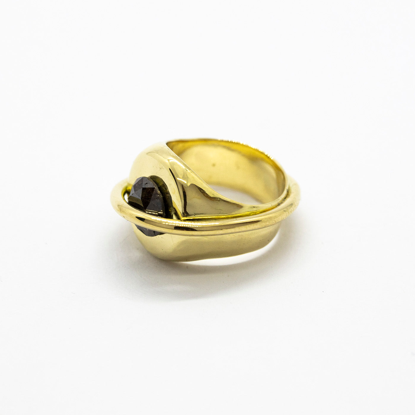 Chaotic Signet ring 18ct yellow gold 2,3ct dark amber diamond innan jewellery independent atelier berlin