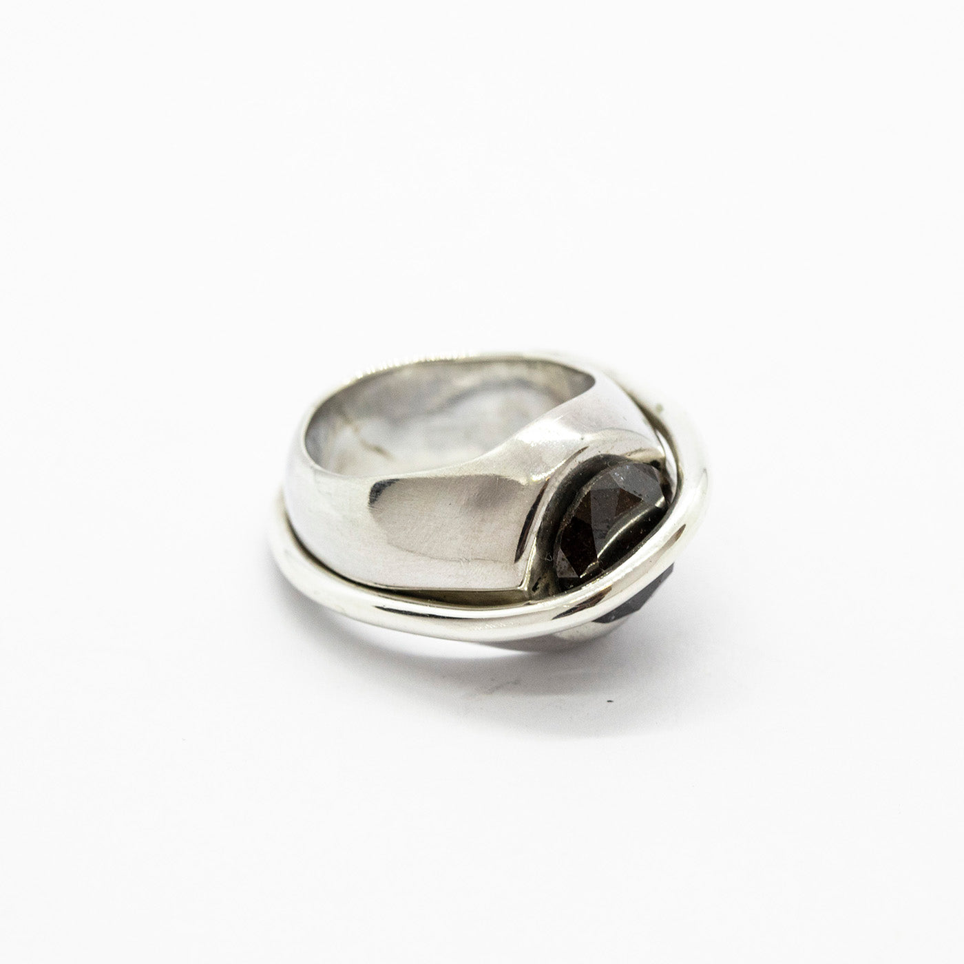 Chaotic Signet ring front view silver 3,47ct deep mahogany diamond innan jewellery independent atelier berlin