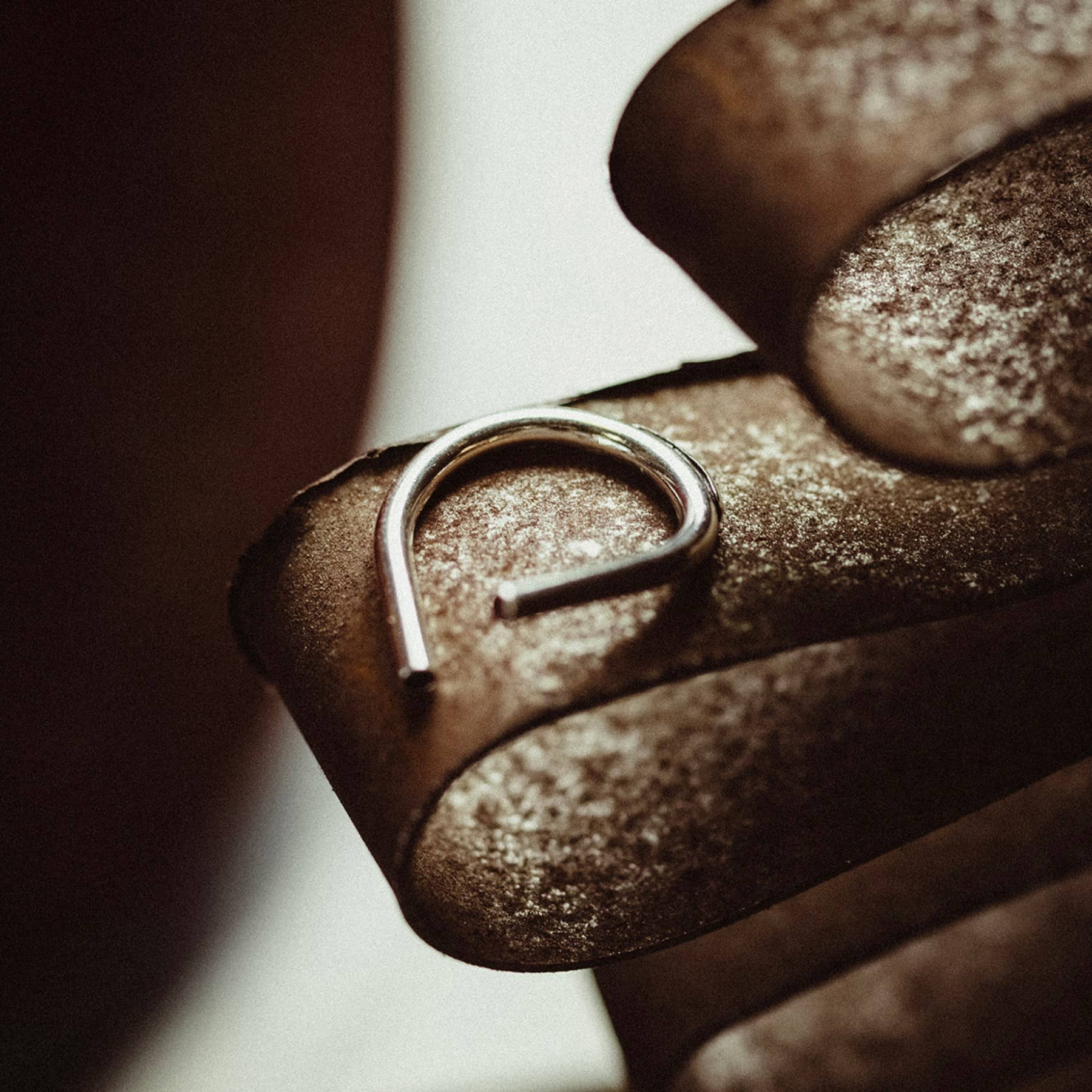 chaotic curve ring in silver, worn, INNAN Jewellery Berlin