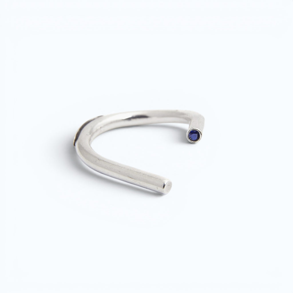 chaotic curve ring in silver with blue sapphire, product image, INNAN Jewellery Berlin