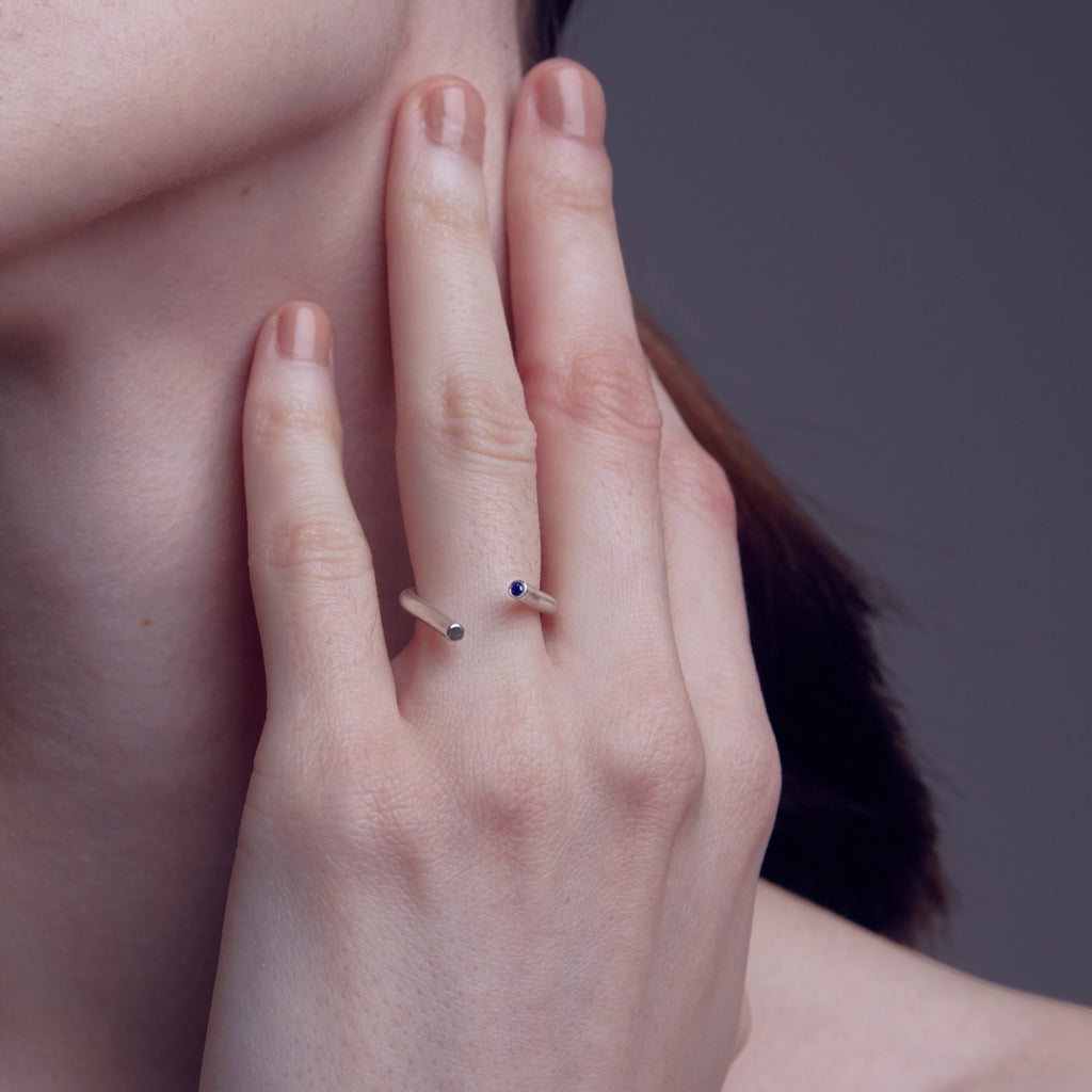 chaotic curve ring in silver with blue sapphire, worn INNAN Jewellery Berlin