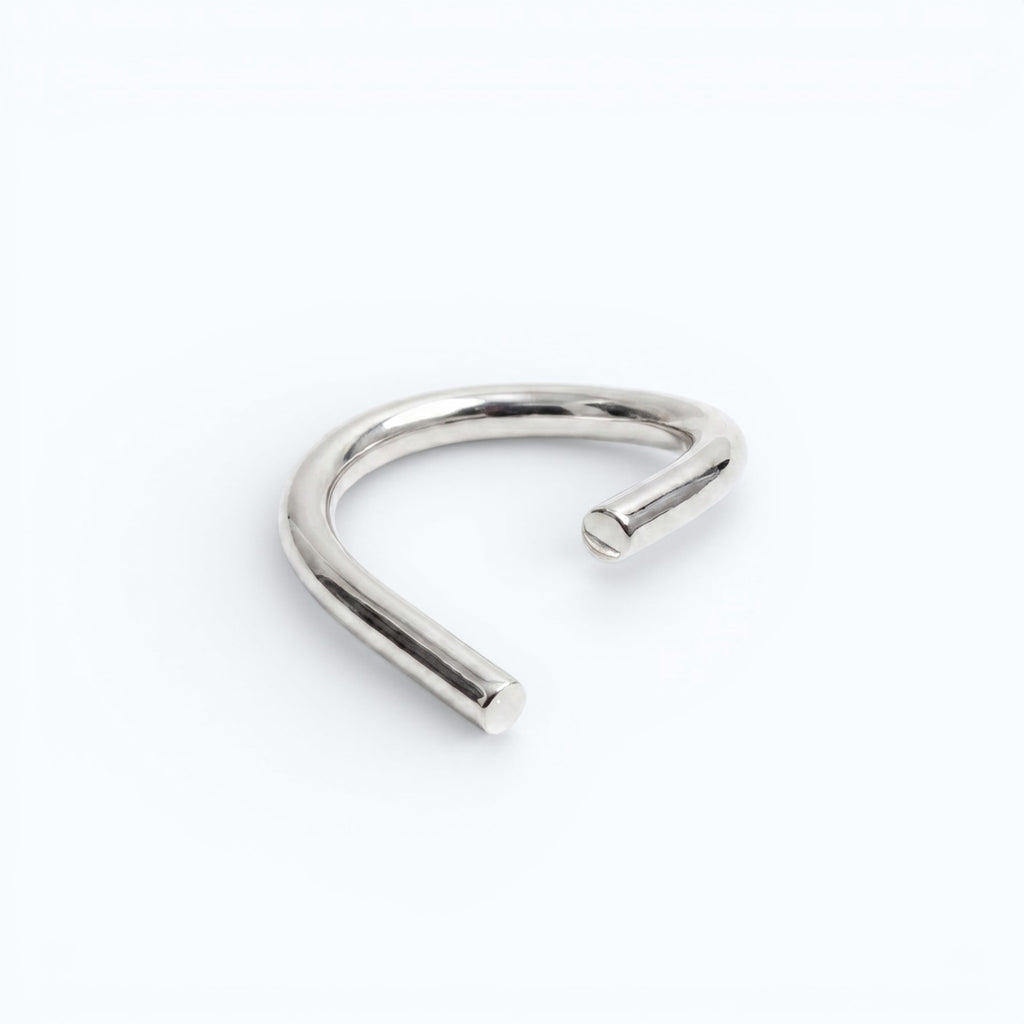 chaotic curve ring in silver, worn, INNAN Jewellery Berlin