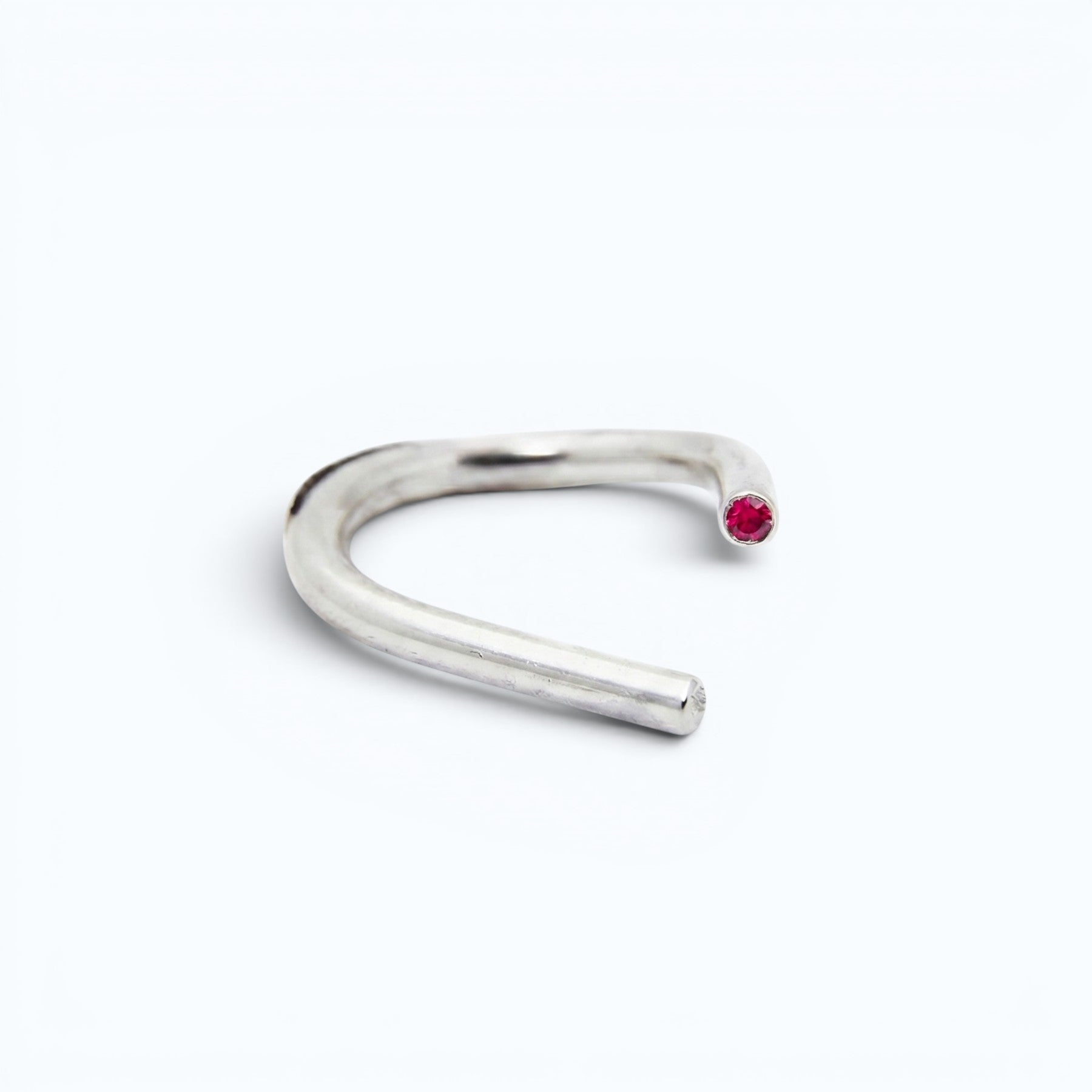 chaotic curve ring in silver with ruby, product image, INNAN Jewellery Berlin