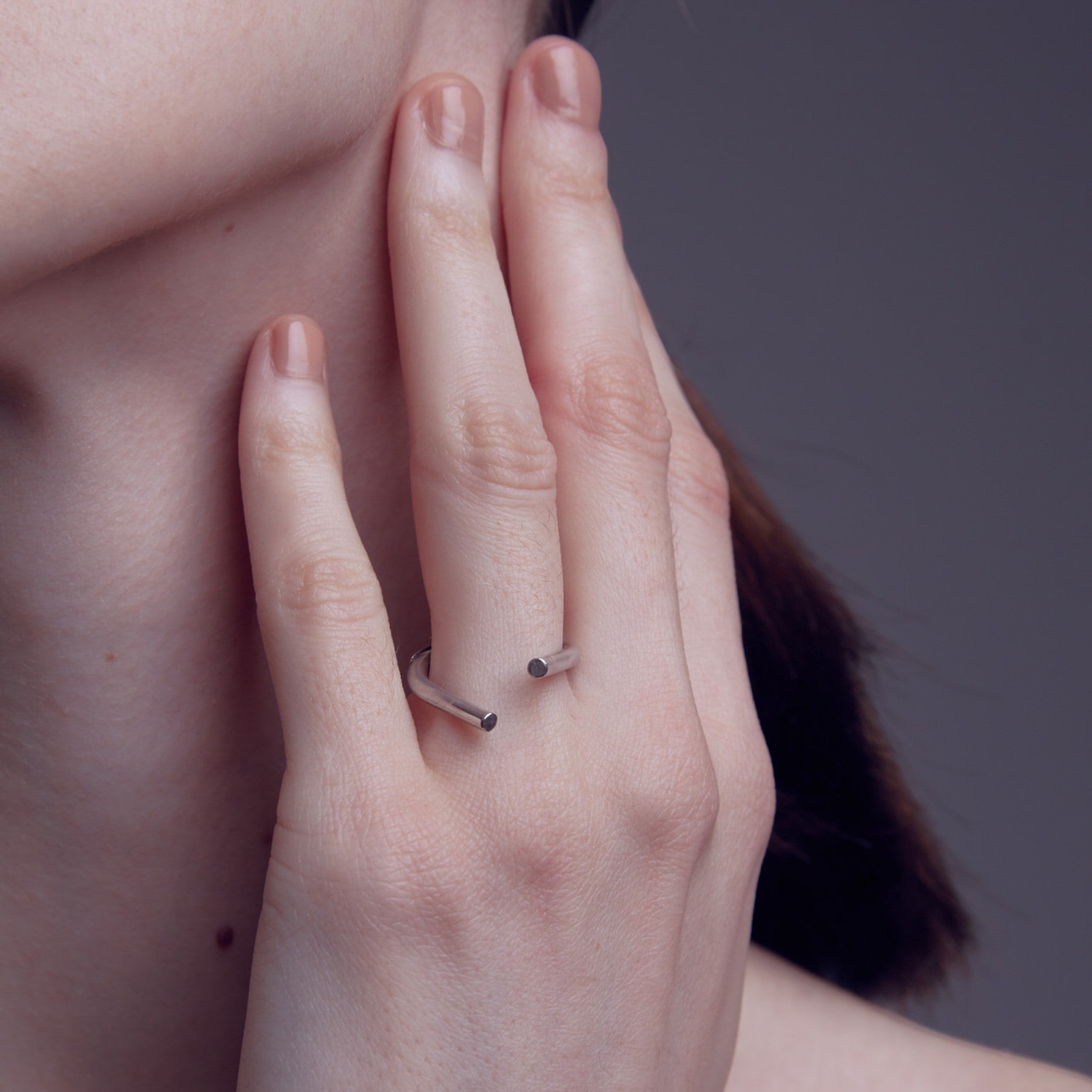 chaotic curve ring in silver, worn, INNAN Jewellery Berlin