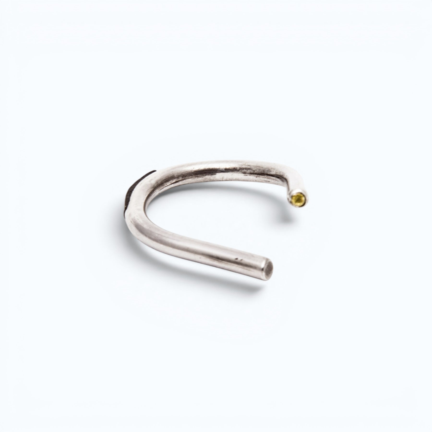 chaotic curve ring in silver with blue sapphire, product image, INNAN Jewellery Berlin