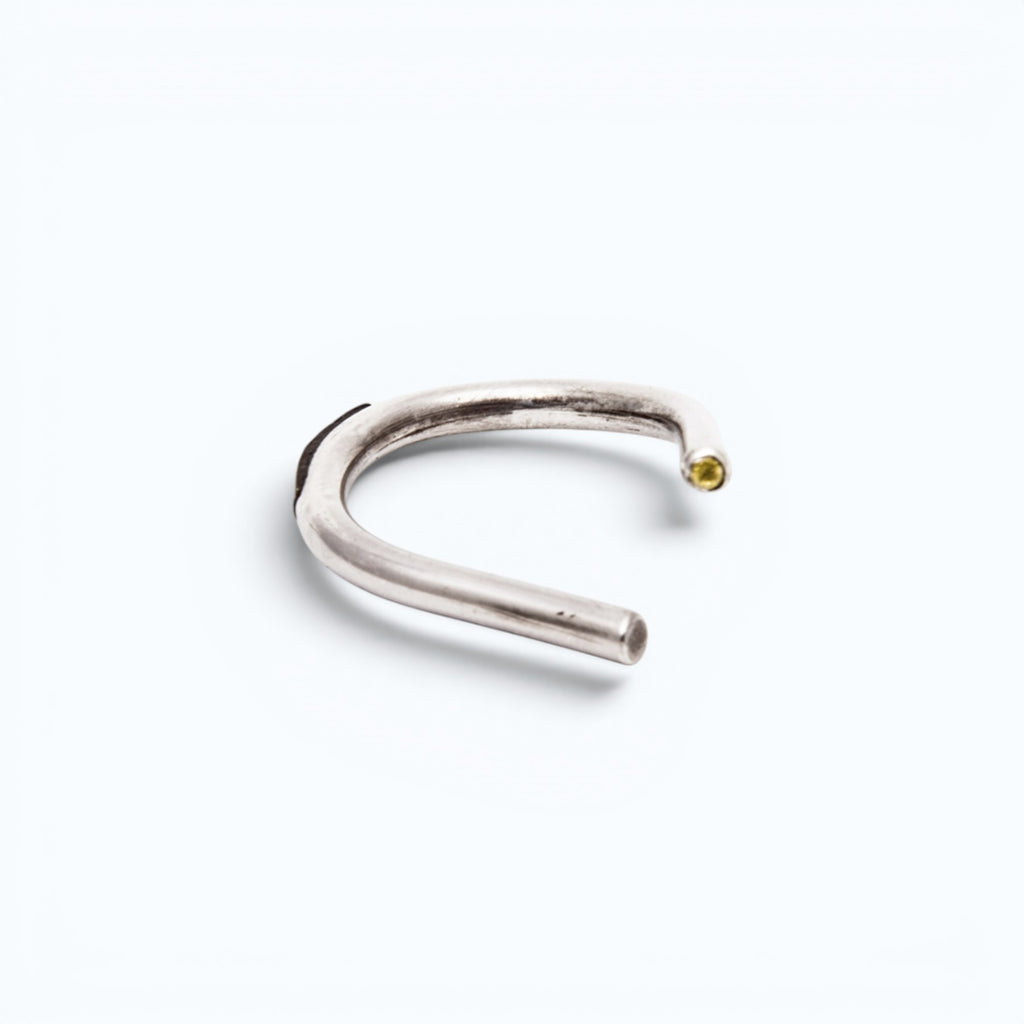 chaotic curve ring in silver with yellow sapphire, product image, INNAN Jewellery Berlin