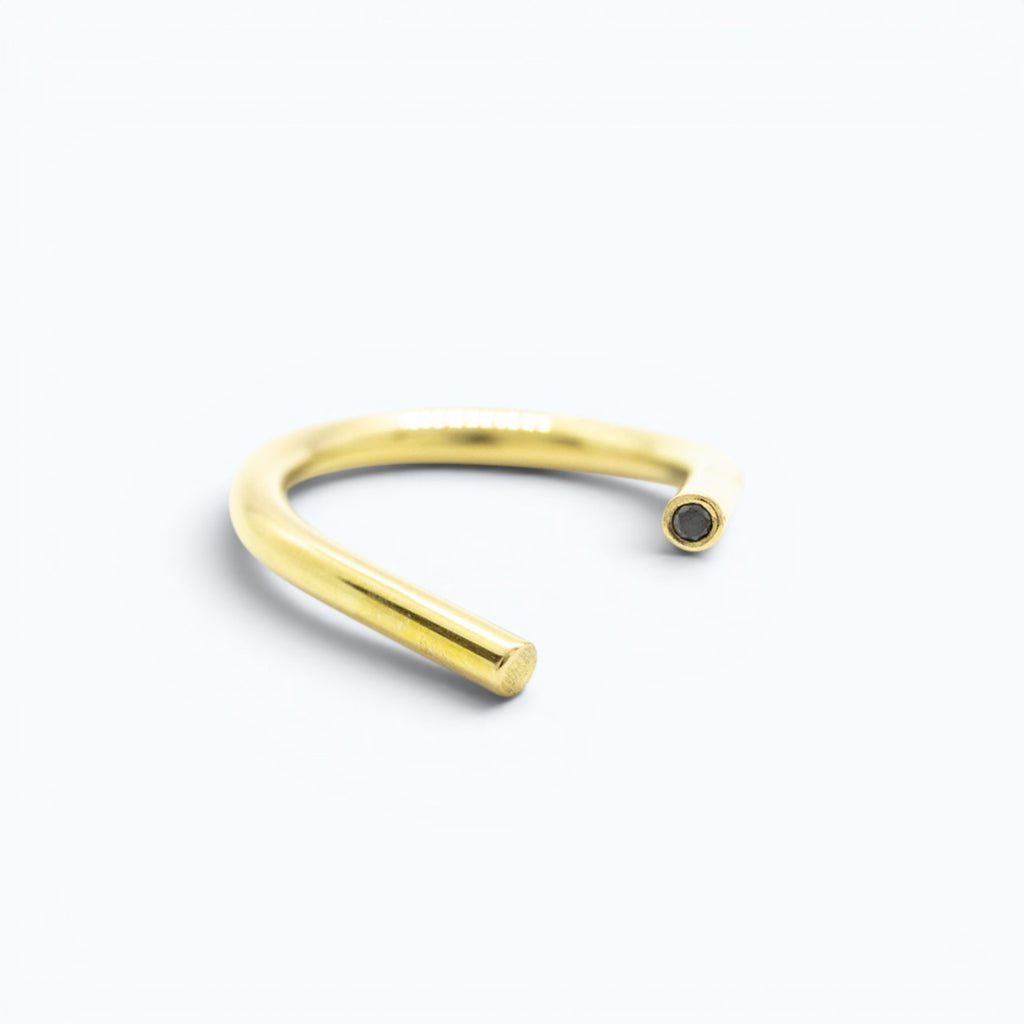 chaotic curve ring in yellow gold with black diamond, product image, INNAN Jewellery Berlin