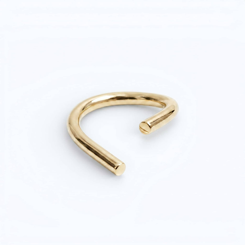 chaotic curve ring in yellow gold, worn, INNAN Jewellery Berlin