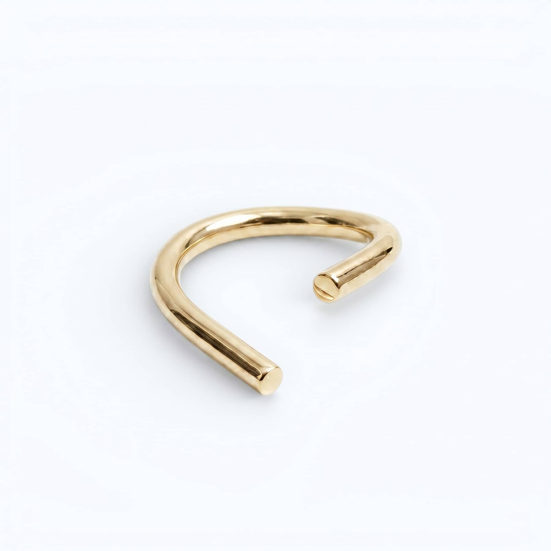chaotic curve ring in yellow gold, worn, INNAN Jewellery Berlin