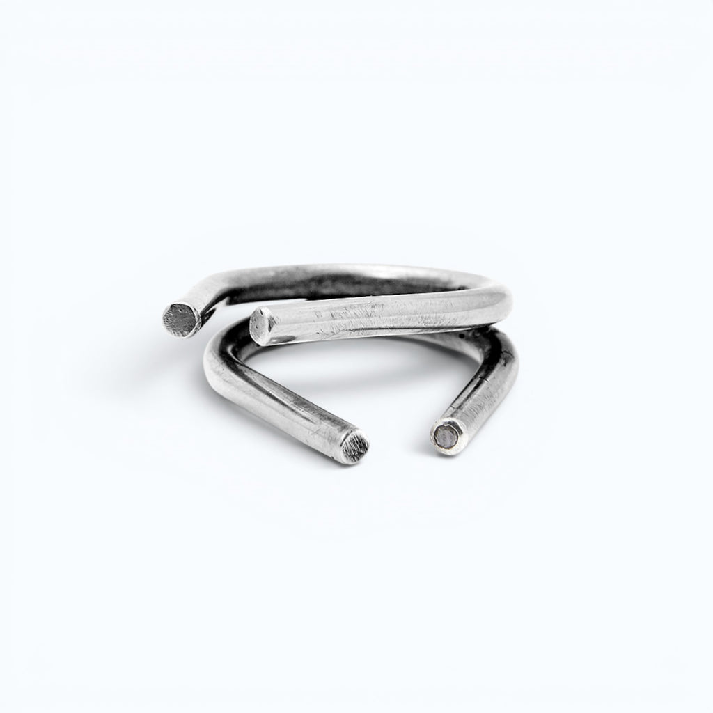 chaotic duo ring in silver with a black diamond, product image, INNAN Jewellery Berlin