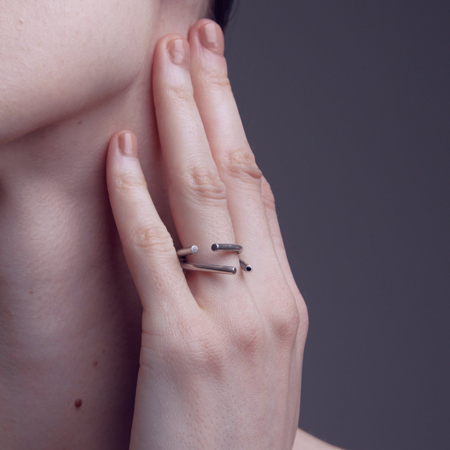 chaotic duo ring in silver with a black diamond, product image, INNAN Jewellery Berlin