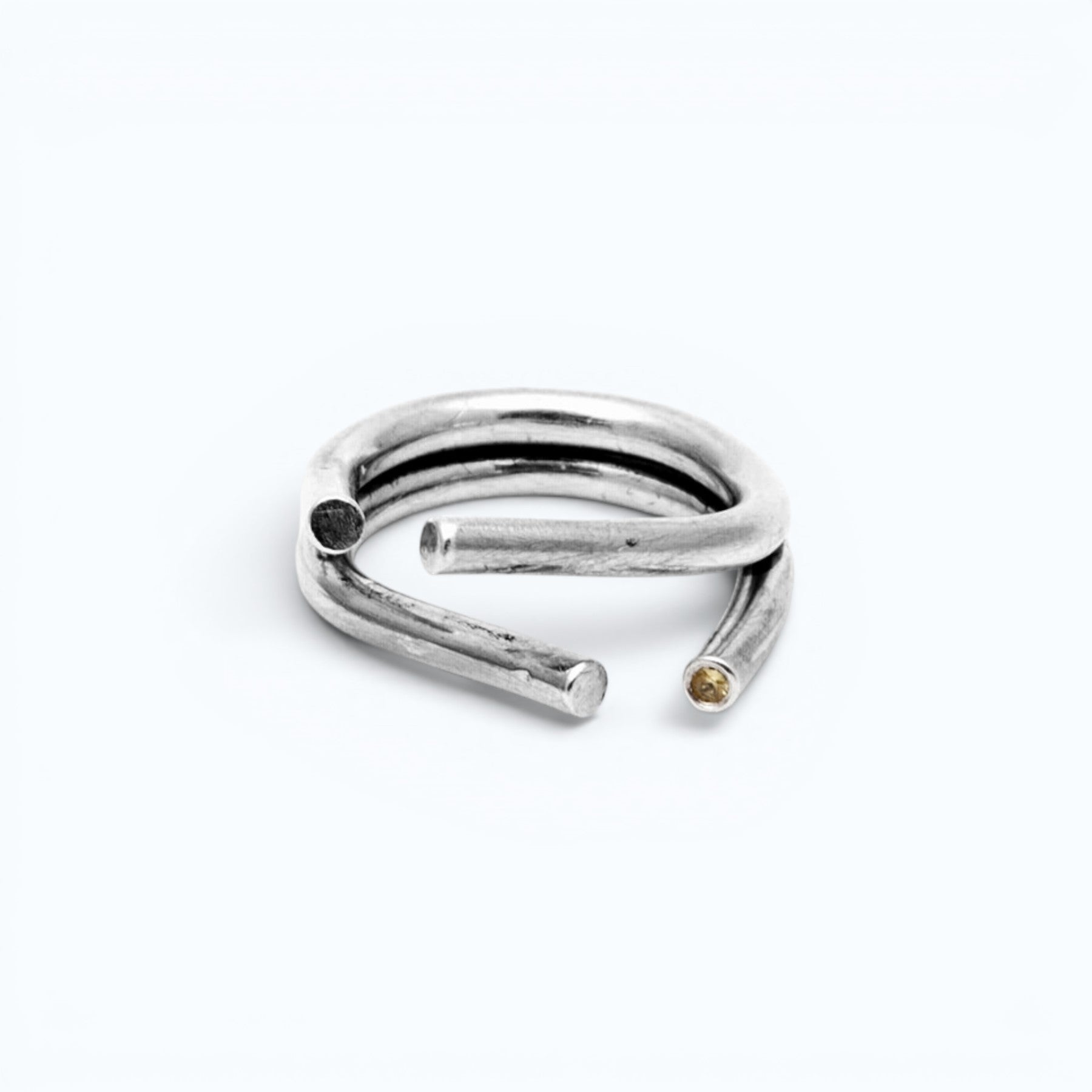 chaotic duo ring in silver with a yellow sapphire, product image, INNAN Jewellery Berlin
