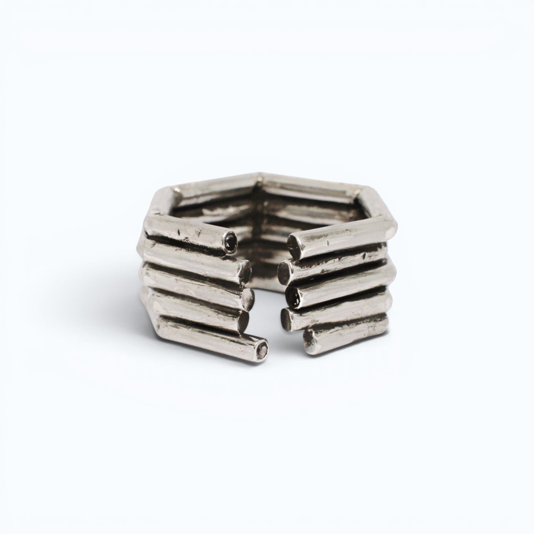 chaotic infinity ring in silver with black diamonds, product image side view, INNAN Jewellery Berlin