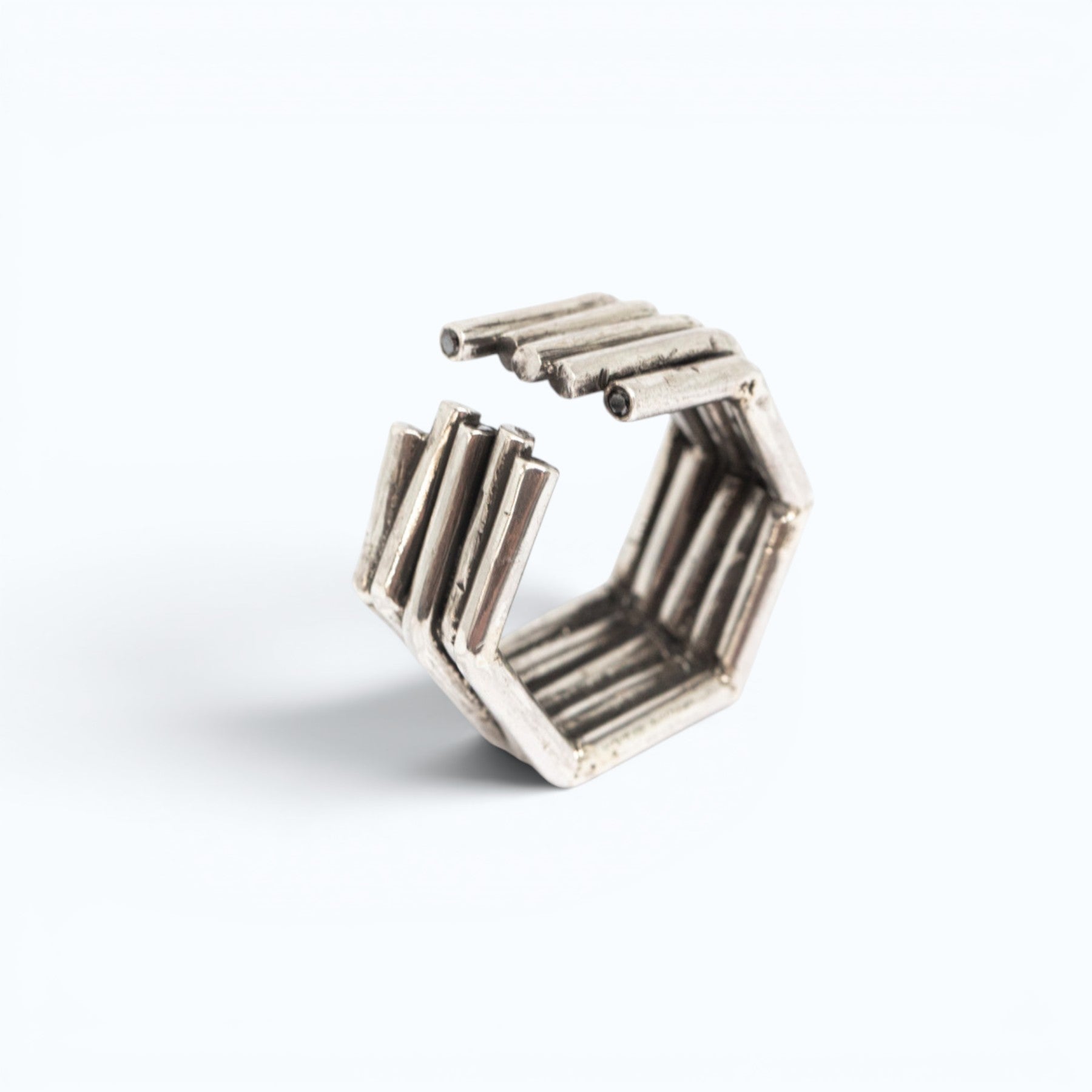 chaotic infinity ring in silver with black diamonds, product image side view, INNAN Jewellery Berlin
